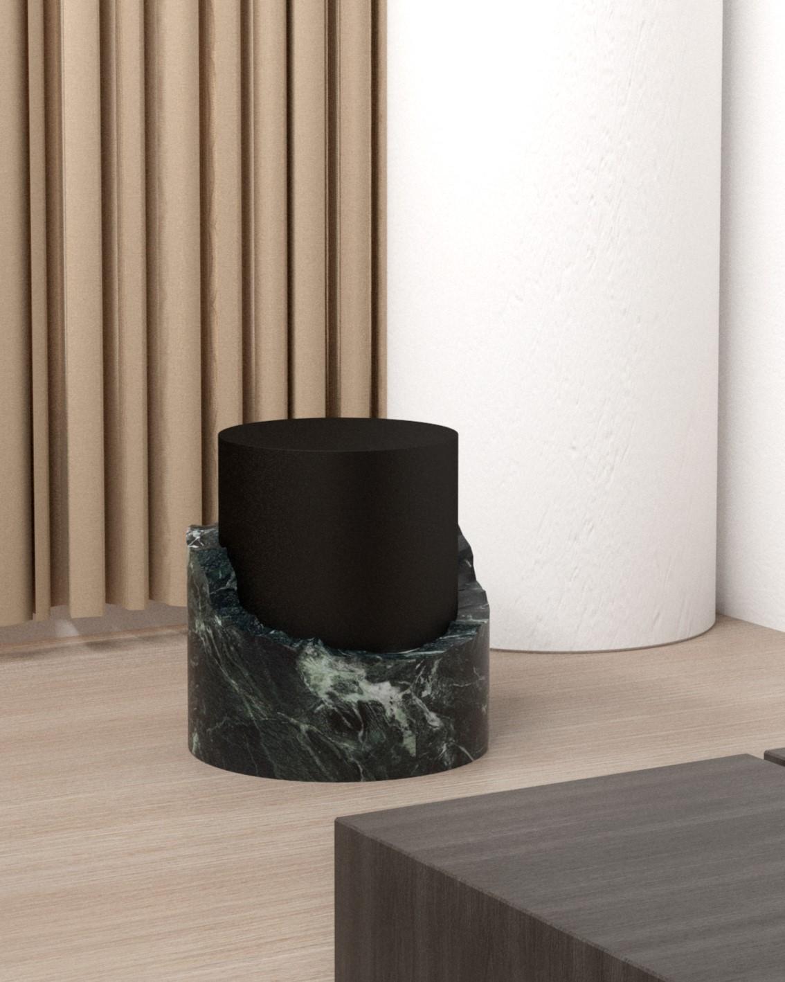El equipo de diseño de Serafini concibió este producto para unir distintos materiales de forma áspera y bella. Este taburete es un producto pequeño con un enorme elemento rompedor. Hecho de metal y mármol, transmite sensaciones de fuerza, lujo y
