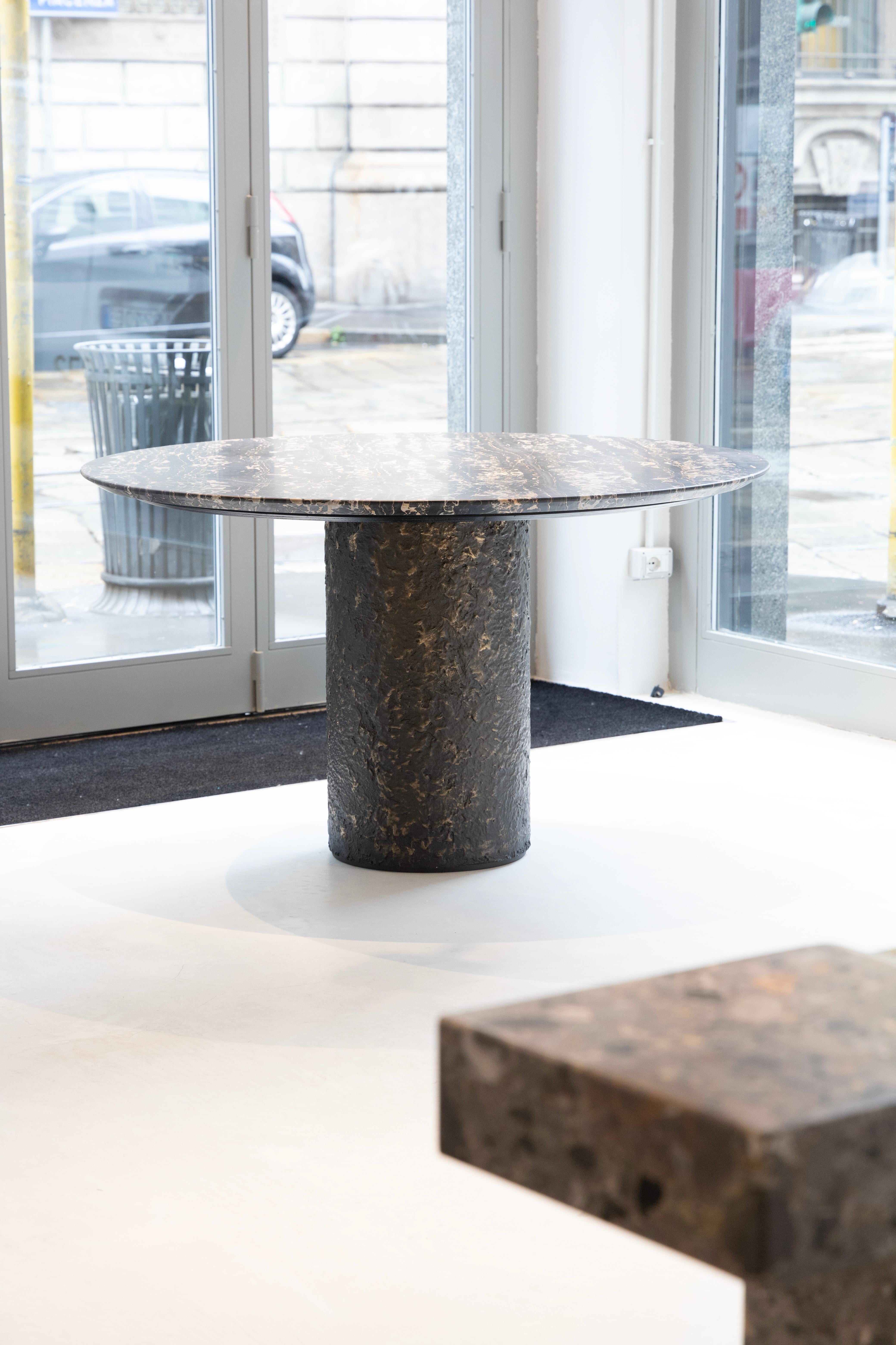Transformez votre espace repas en un chef-d'œuvre sculptural avec l'extraordinaire table à manger Bronze, où l'artisanat monumental du marbre rencontre l'innovation du design contemporain dans une harmonie à couper le souffle.

Notre table en bronze