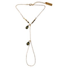Verdelle V-Line 14K Gold-gefüllte Handkette mit olivgrünen Kristallen im Birnenschliff
