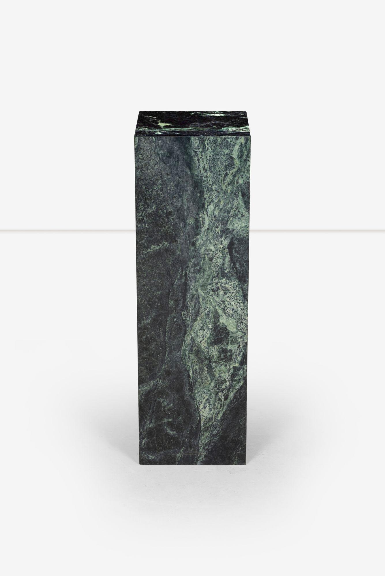 Verdi Alpi Marmorsockel, Mangiarotti Stil
Italienischer Marmor, der in Norditalien abgebaut wird. Er weist verschiedene Grüntöne auf, die durch zarte hellere Äderungen bereichert werden und ihm ein einzigartiges Aussehen verleihen. Ideal für