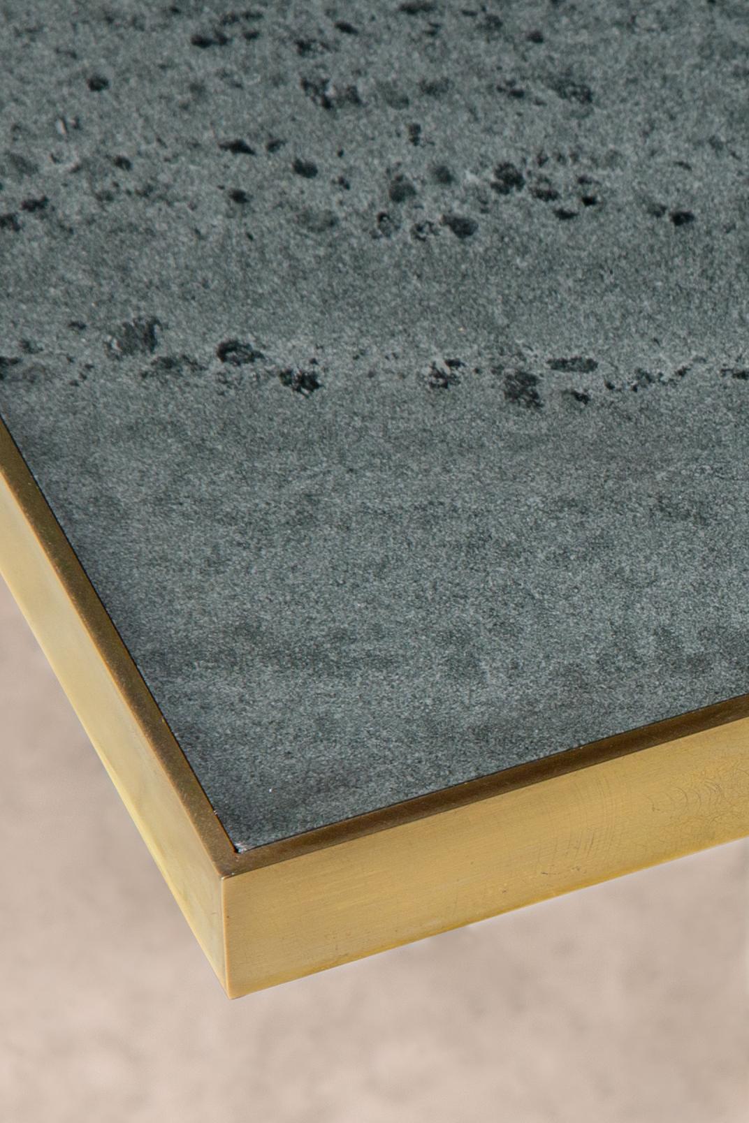 Table basse ou d'appoint en ardoise de Cumbria adoucie et laiton patiné. Fabriqué à la main sur commande dans le Nord. Des finitions et des dimensions sur mesure sont disponibles.

Mesures : 100 cm de diamètre x 32 cm de hauteur.
Finitions et