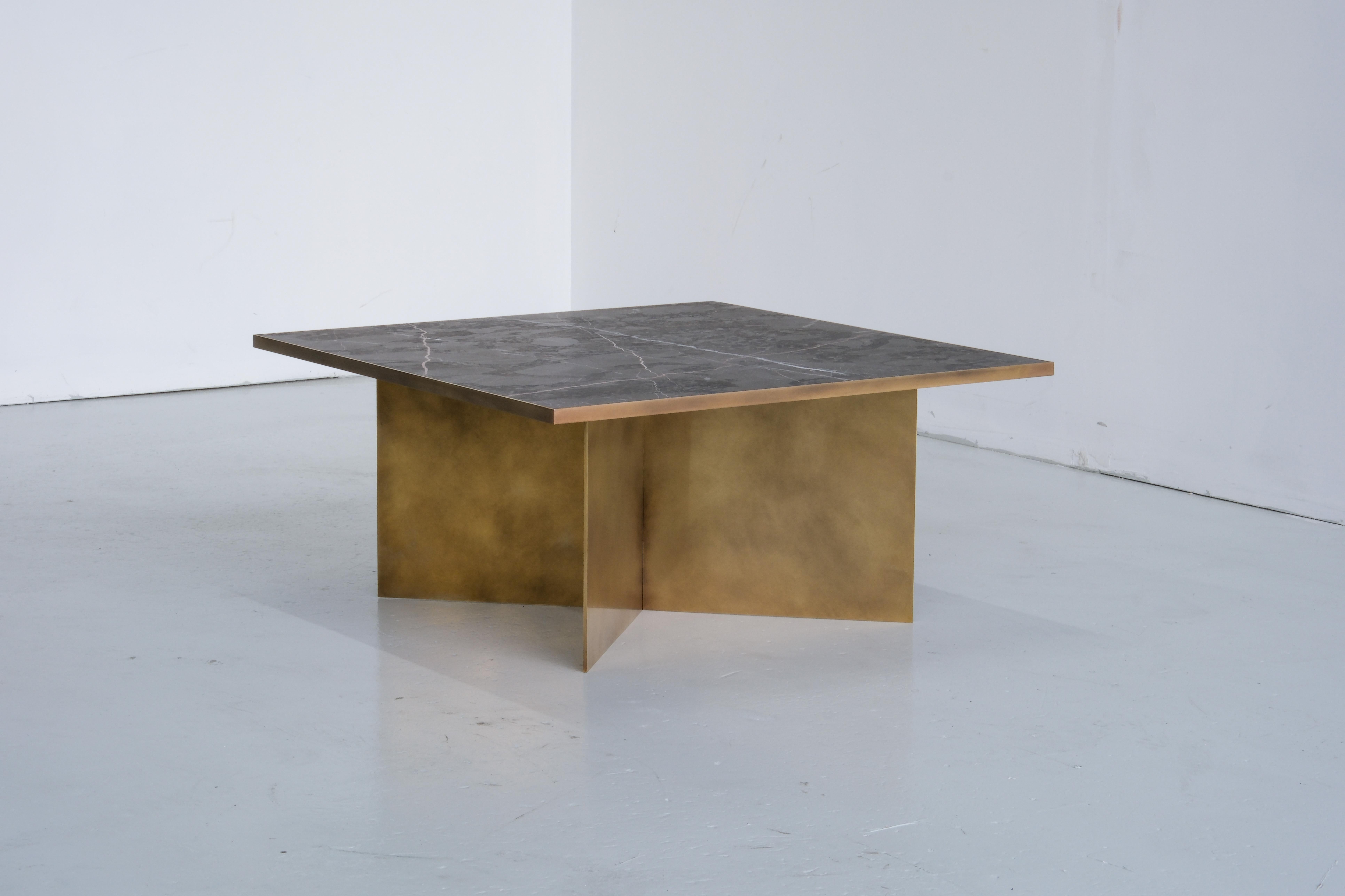 Britannique Verdi Coffee Table - Large - Solid Brass Plate Base - Rare British Marble Top en vente