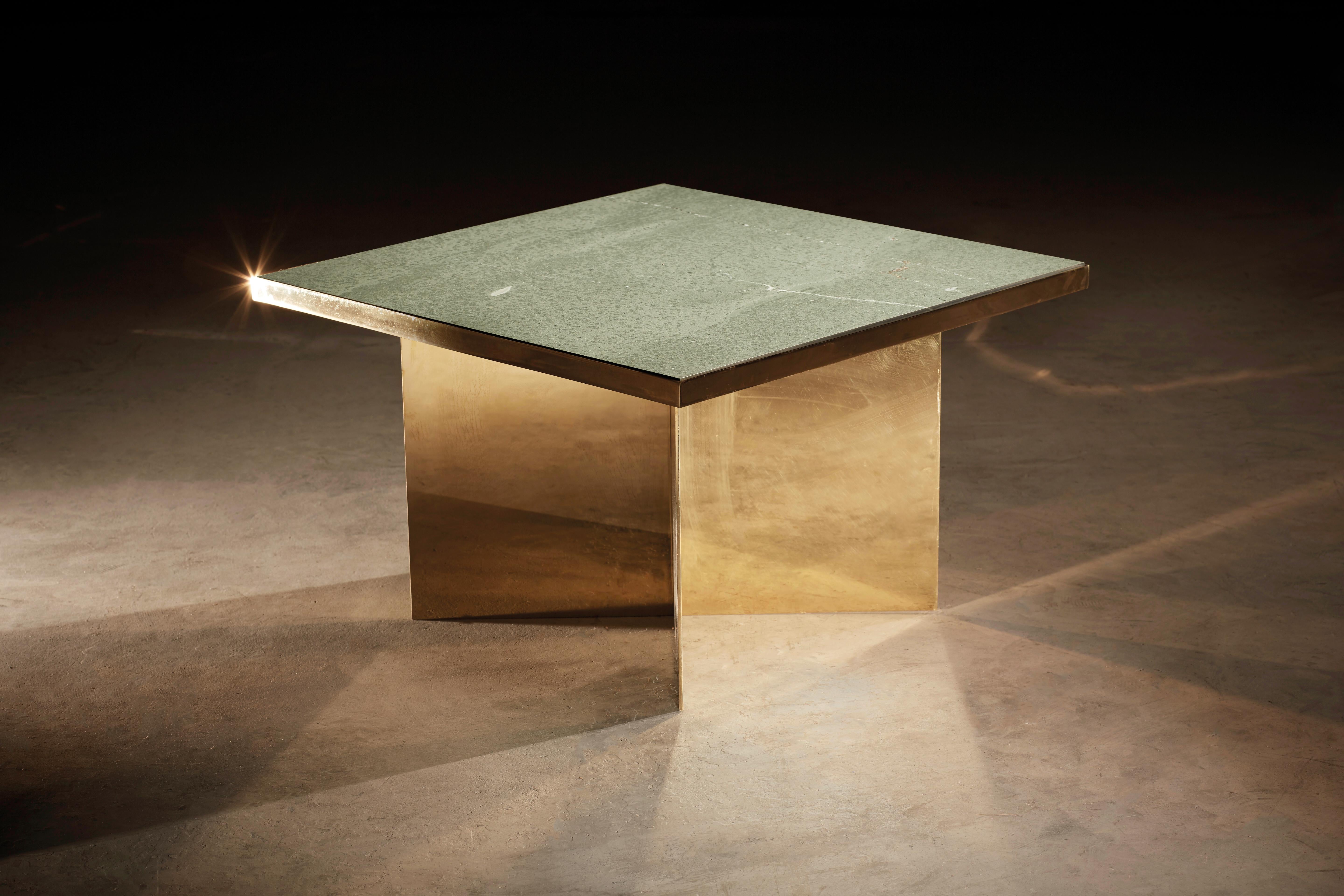 Table basse ou d'appoint en ardoise de Cumbria adoucie et laiton patiné. Fabriqué à la main sur commande dans le Nord. Des finitions et des dimensions sur mesure sont disponibles.
.
Dimensions : 60 cm de diamètre x 32 cm de hauteur : 60 cm de