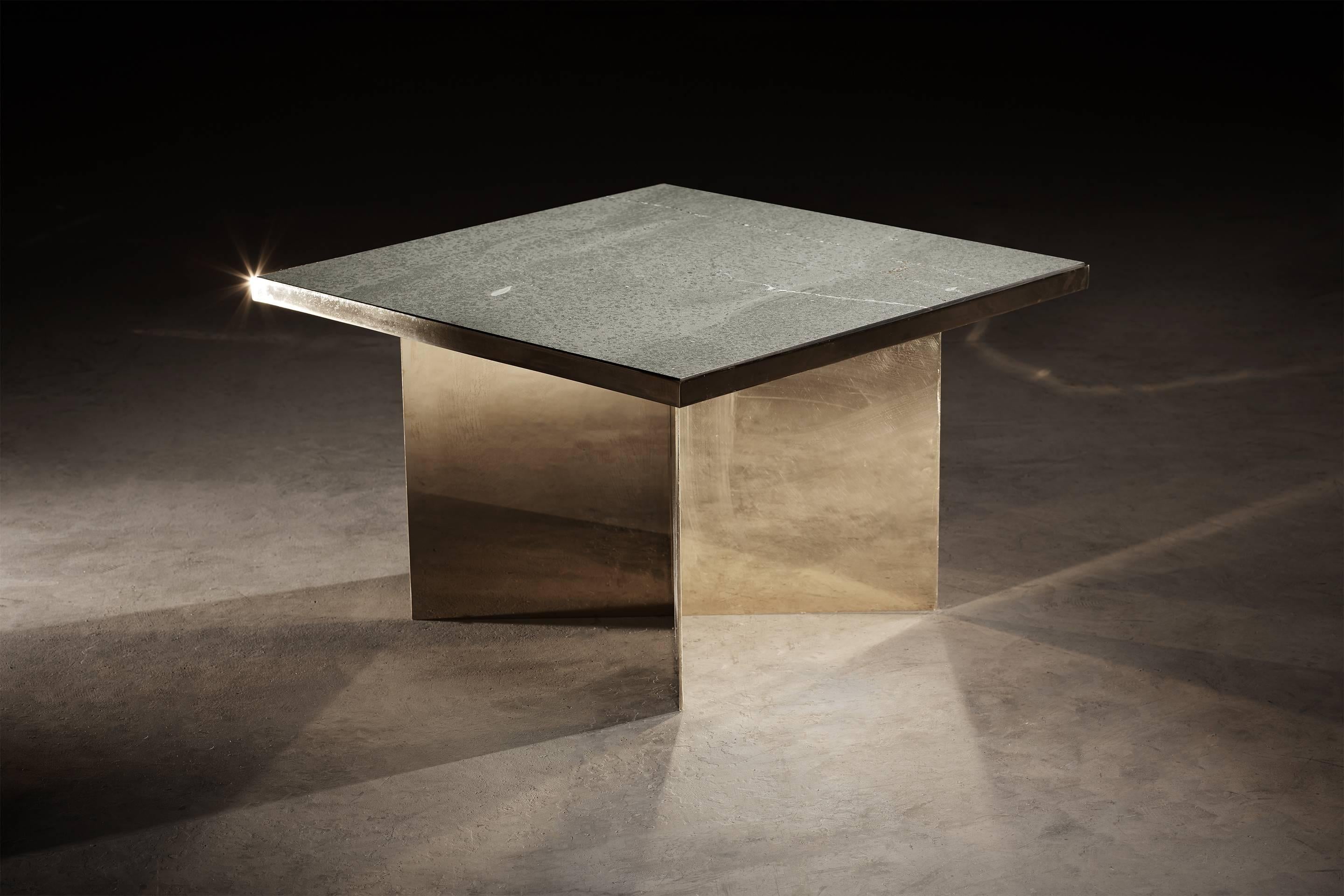 Minimaliste Petite table basse Verdi avec base en laiton massif et plateau en ardoise de Cumbrian adouci en vente