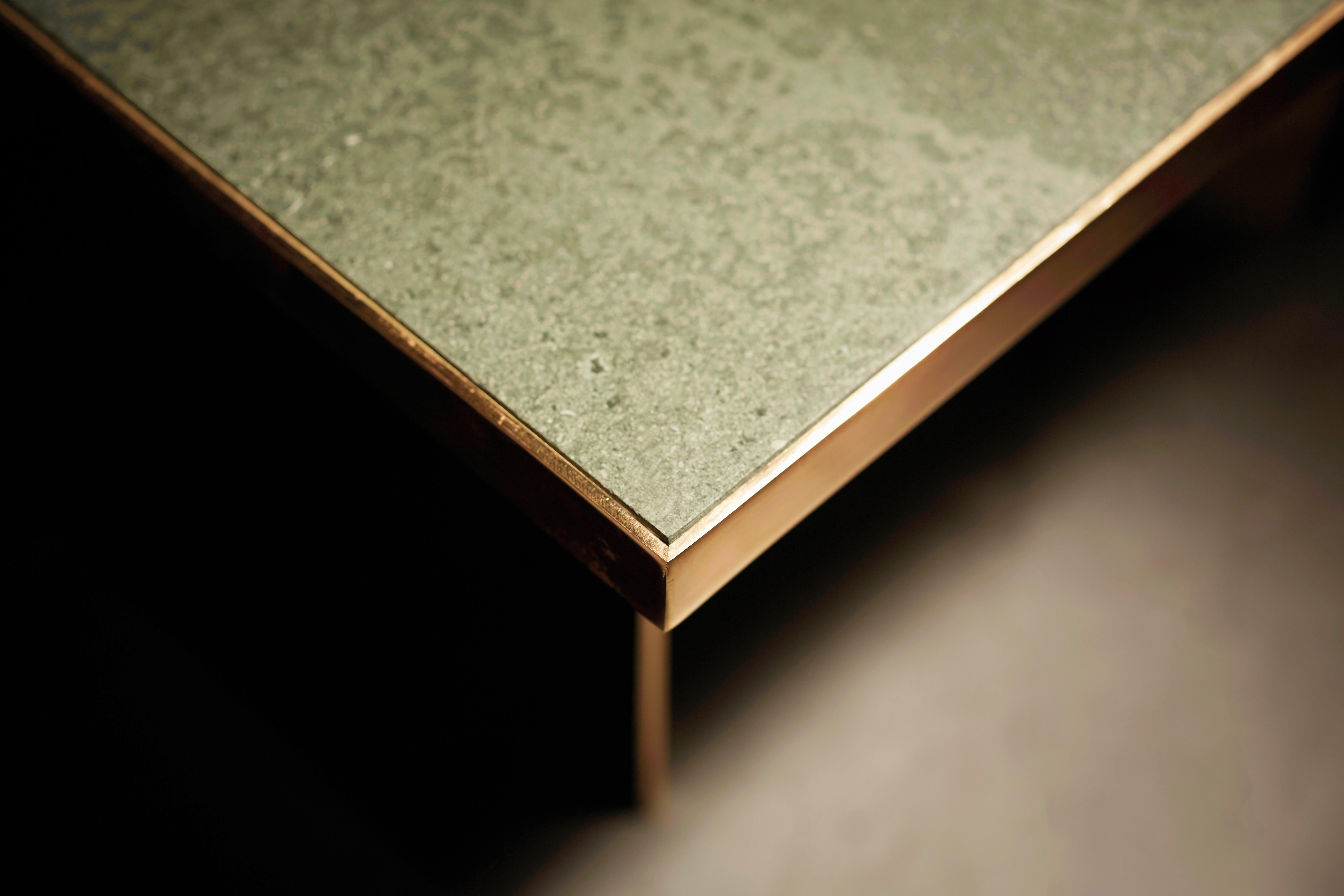 Minimaliste Verdi Coffee Table - Small - Solid Brass Plate Base - Honed Cumbrian Slate Top en vente