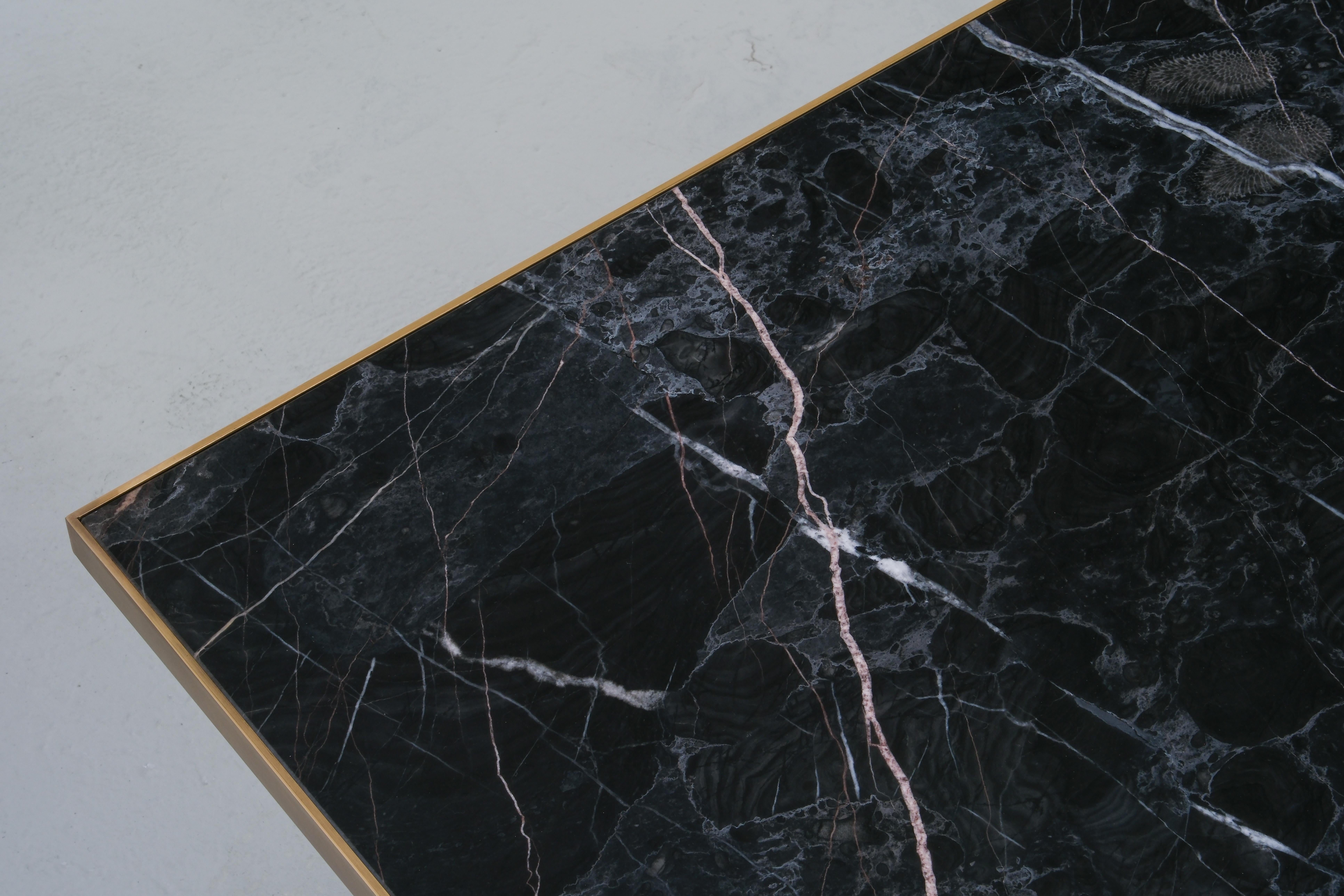 Minimaliste Verdi Coffee Table - Small - Solid Brass Plate Base - Rare British Marble Top en vente