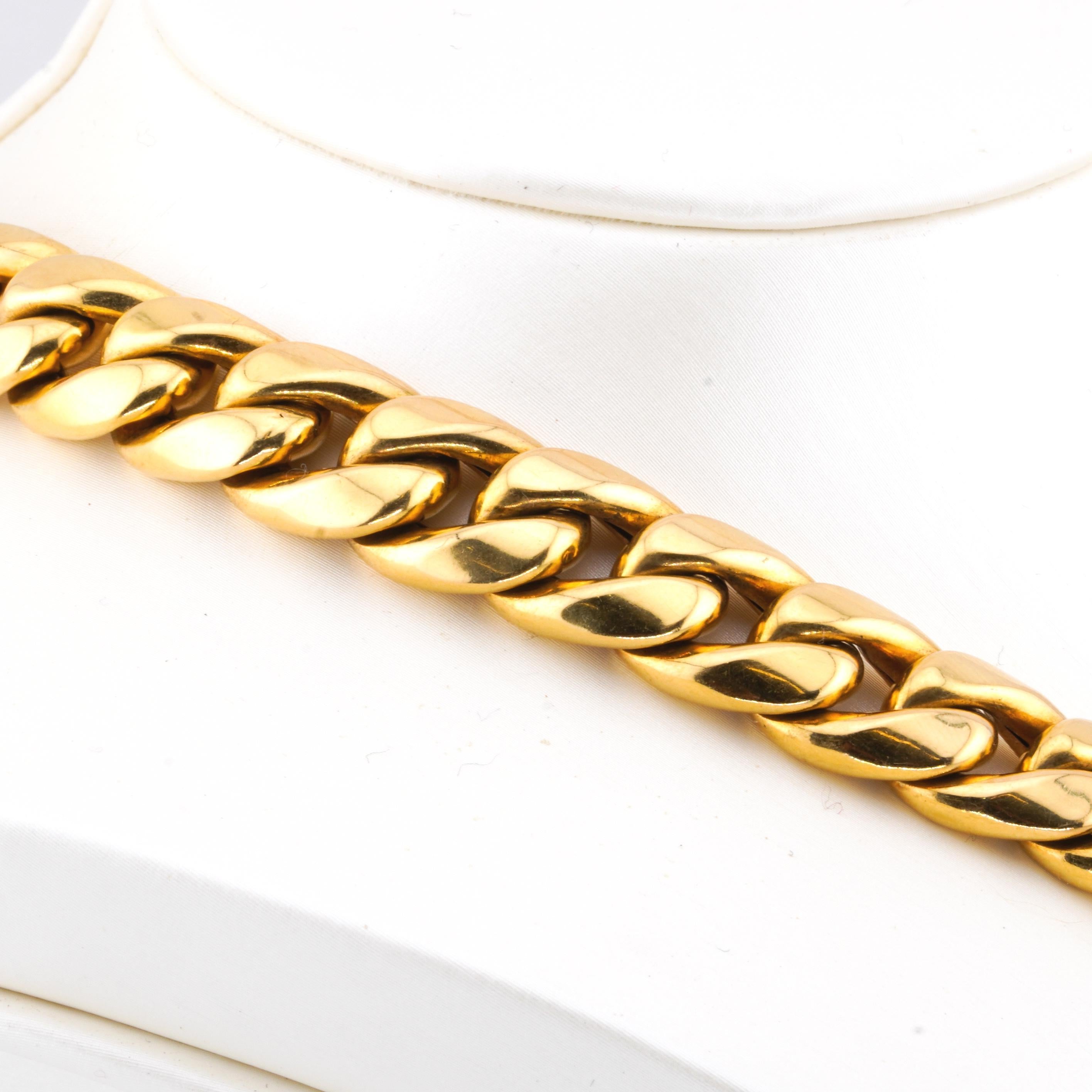 Diese exquisite Halskette des renommierten italienischen Designers Verdi Gioielli ist ein gewagtes Statement, das klassische Inspiration und modernen Luxus meisterhaft miteinander verbindet. Der aus 18 Karat Gelbgold gefertigte Anhänger verfügt über