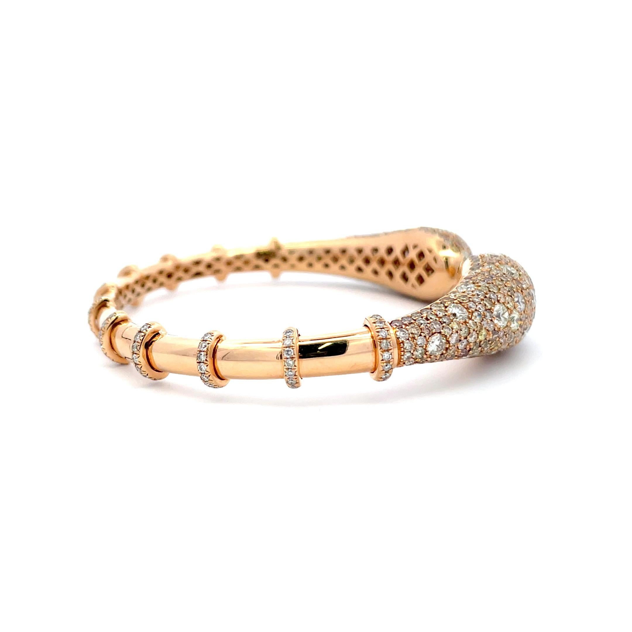 De la société italienne VERDI, ce bracelet ouvert présente de nombreux diamants blancs et de couleur champagne pesant 11,02 carats. 
Le bracelet avant mesure 13,2 mm
Le bracelet latéral mesure 5,1 mm


