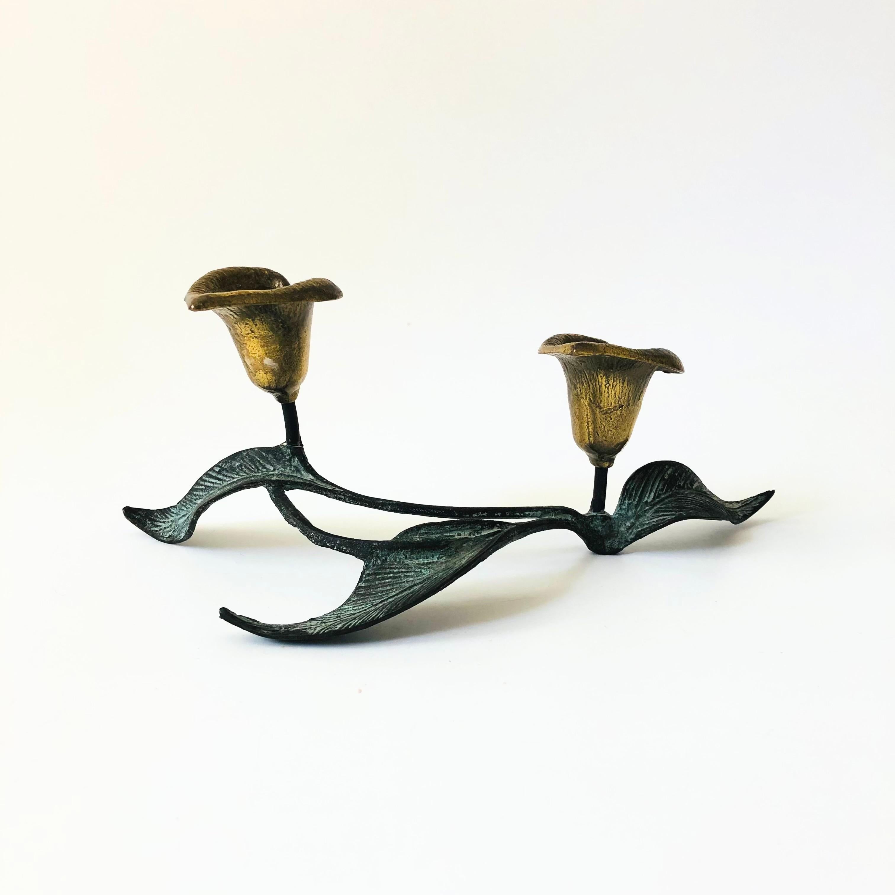 A vintage metal calla lily candle holder. The leaves and stem have been given a wonderful vertigris patina while the lily flowers have been left bright gold. 2 candles can be placed in the brass calla lilies.

