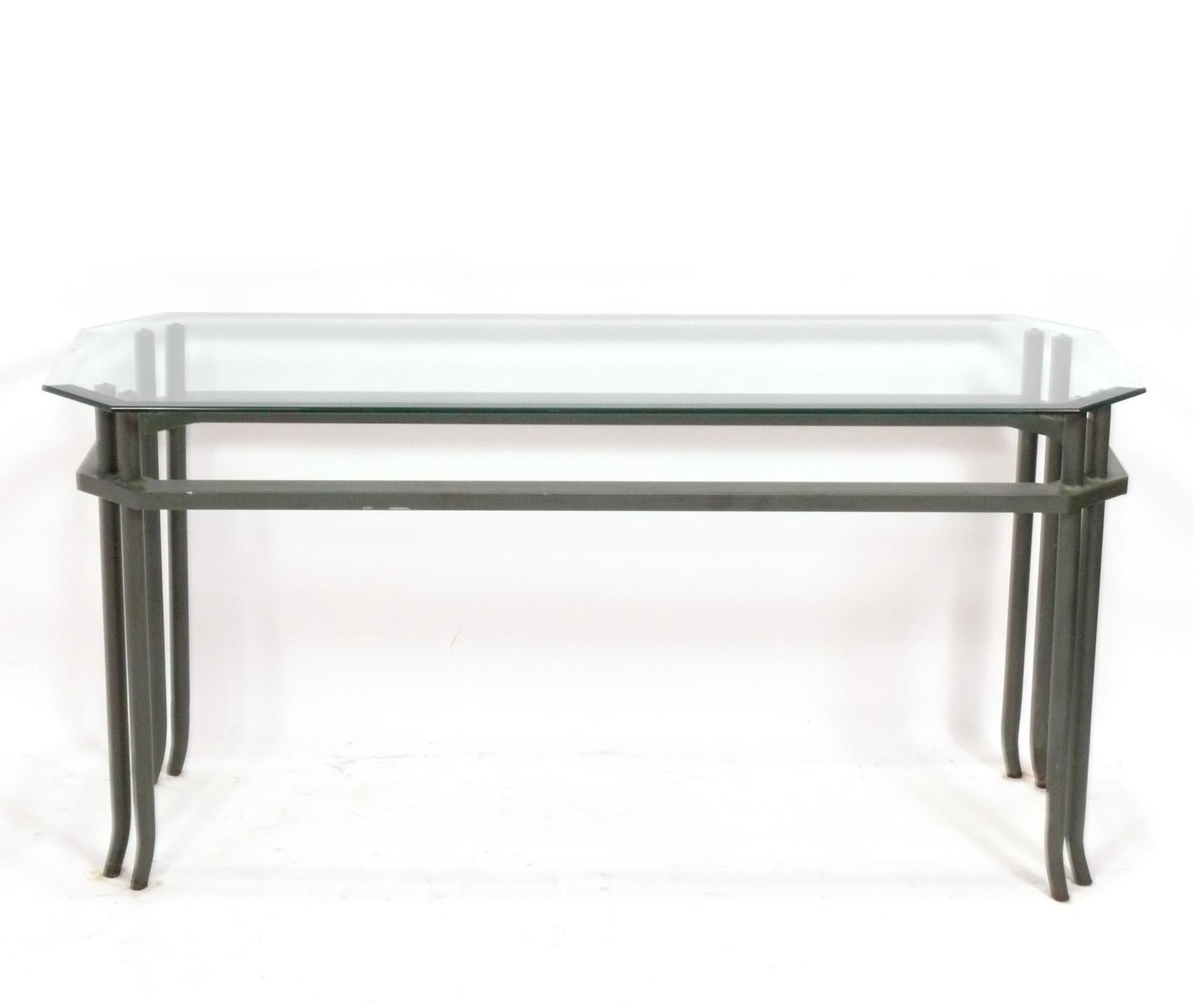Table console en métal finition bronze verdâtre, dans le style de Diego Giacometti,  probablement américain, vers les années 1980. De taille polyvalente, elle peut être utilisée comme console ou table de canapé, table média ou TV, bureau,