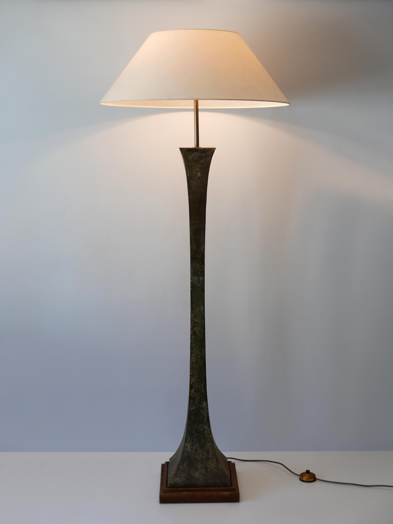 Monumental et élégant lampadaire Mid-Century Modern en bronze vert-de-gris. Conçu par Stewart Ross James et fabriqué par Hansen Lighting, New York, États-Unis, années 1960.

Réalisé en bronze vert-de-gris, en laiton et en bois, le lampadaire est