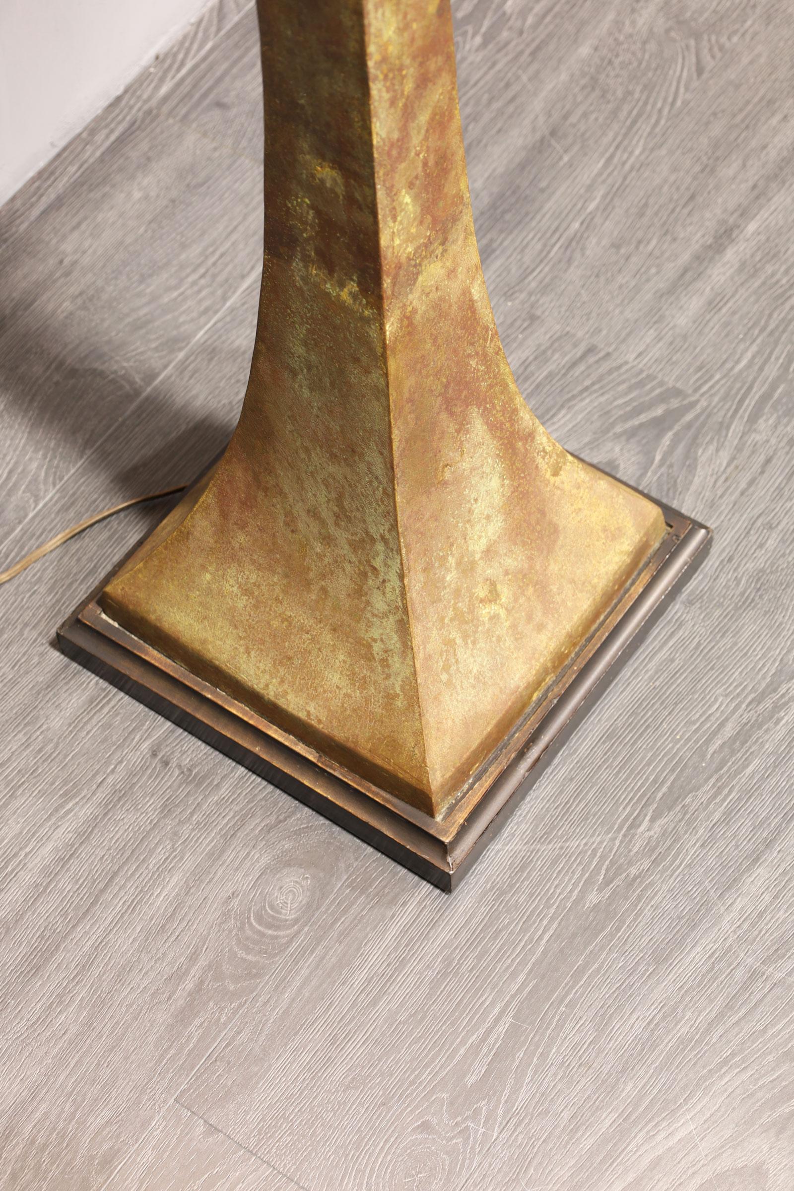 Patinato Lampada da terra in bronzo Verdigris di Stewart Ross James per Hansen Lighting, anni '60 in vendita