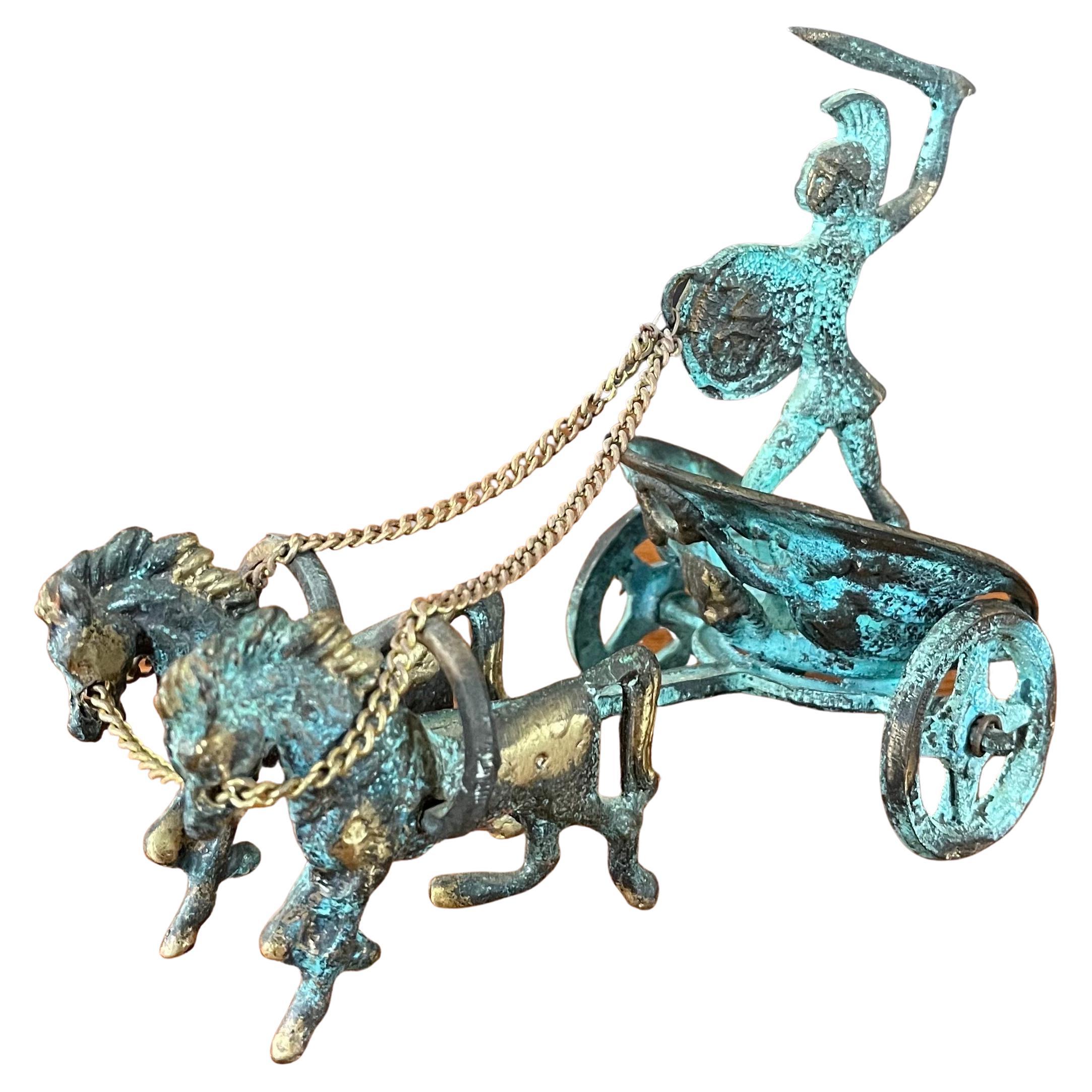 Escultura de carro griego de bronce verdigris con guerrero troyano