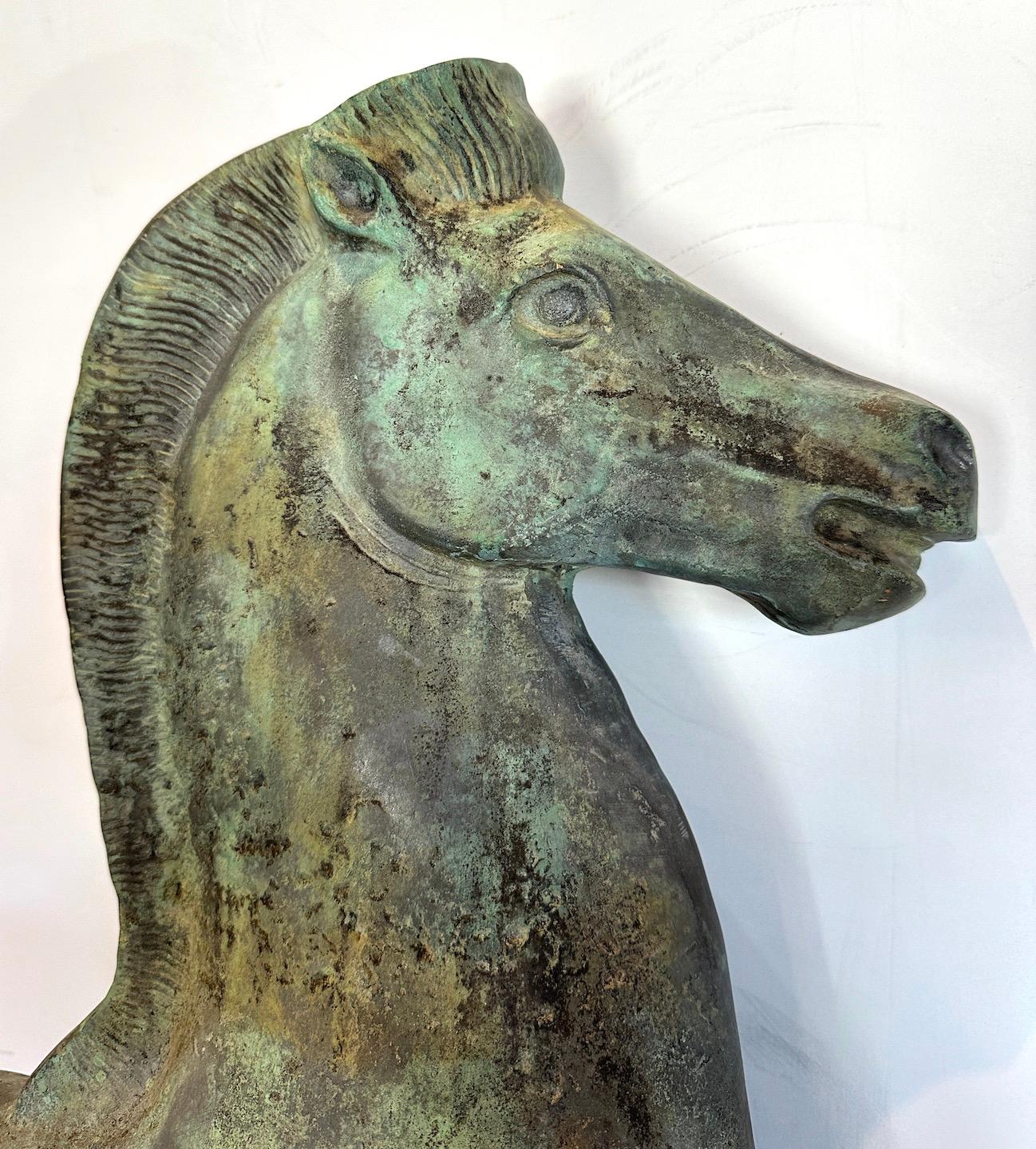 20ième siècle Fragment de cheval en bronze vert-de-gris en vente