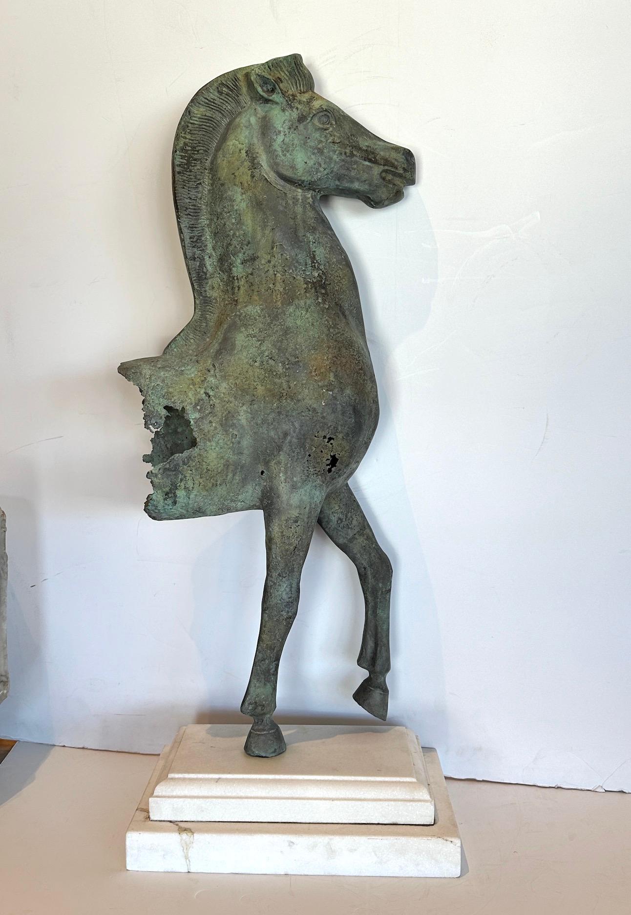 Fragment de cheval en bronze vert-de-gris en vente 2