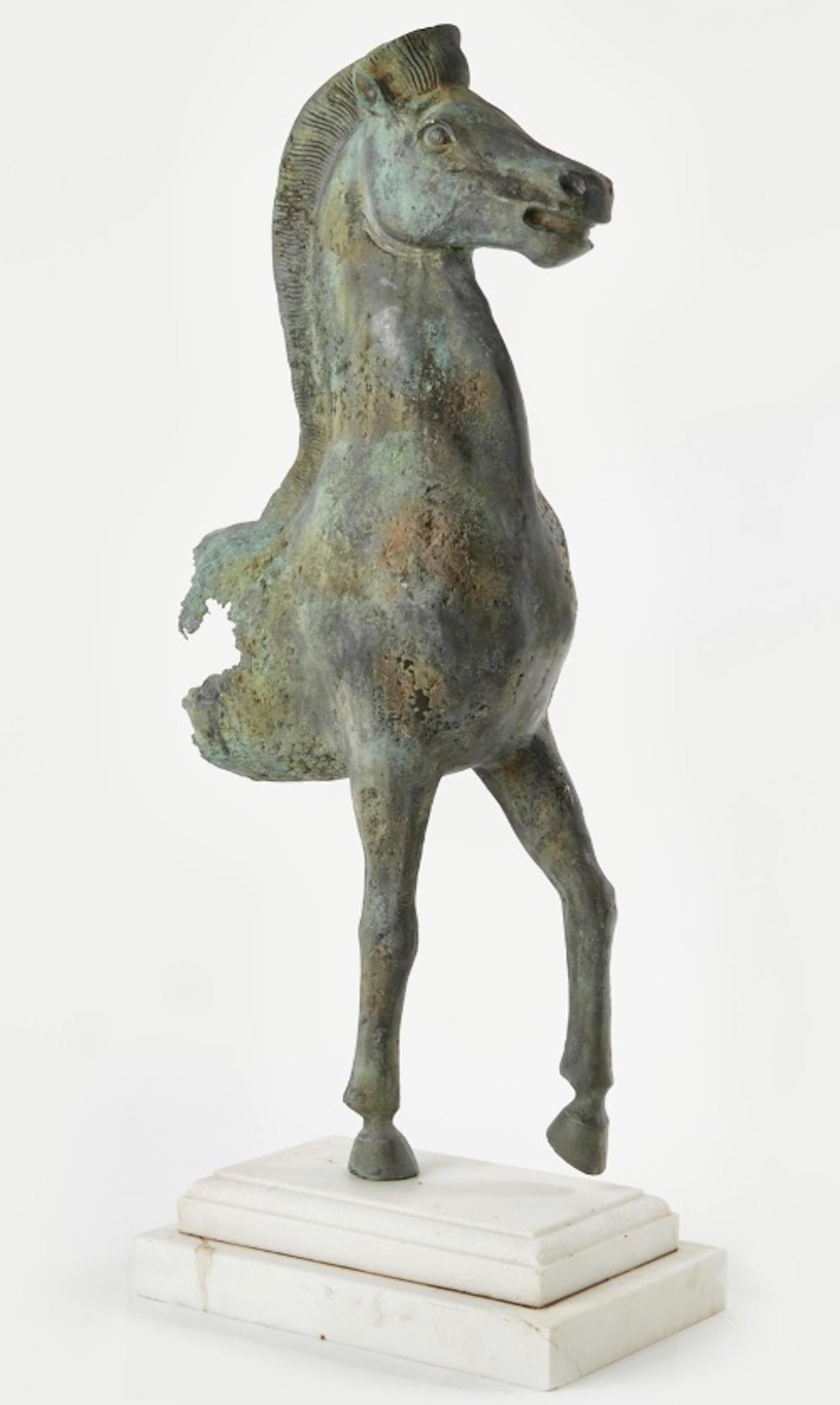 Fragment de cheval en bronze vert-de-gris en vente
