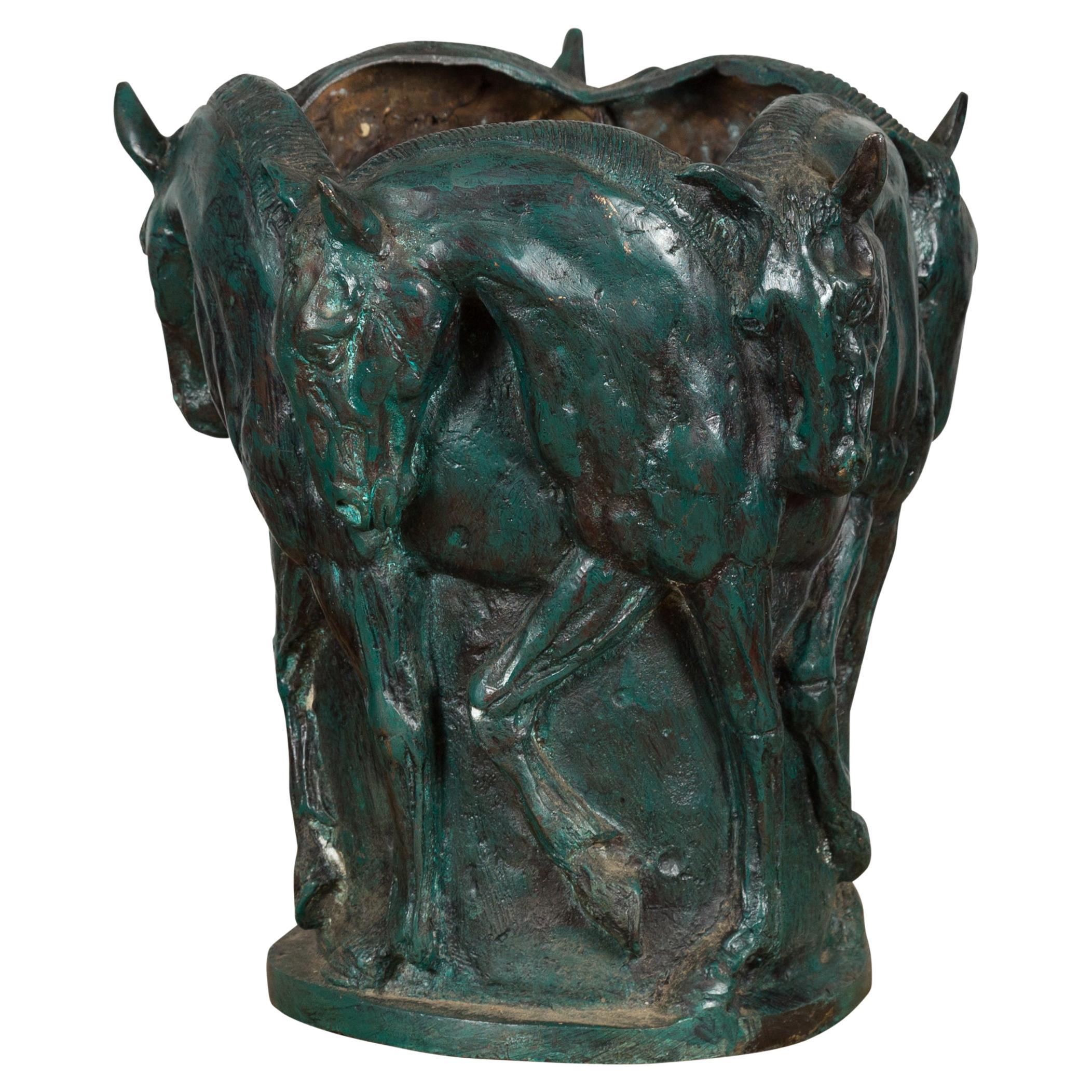 Grünspan-Bronze-Pflanzgefäß mit Fries aus vorbeiziehenden Pferden in Hochrelief gegossen 