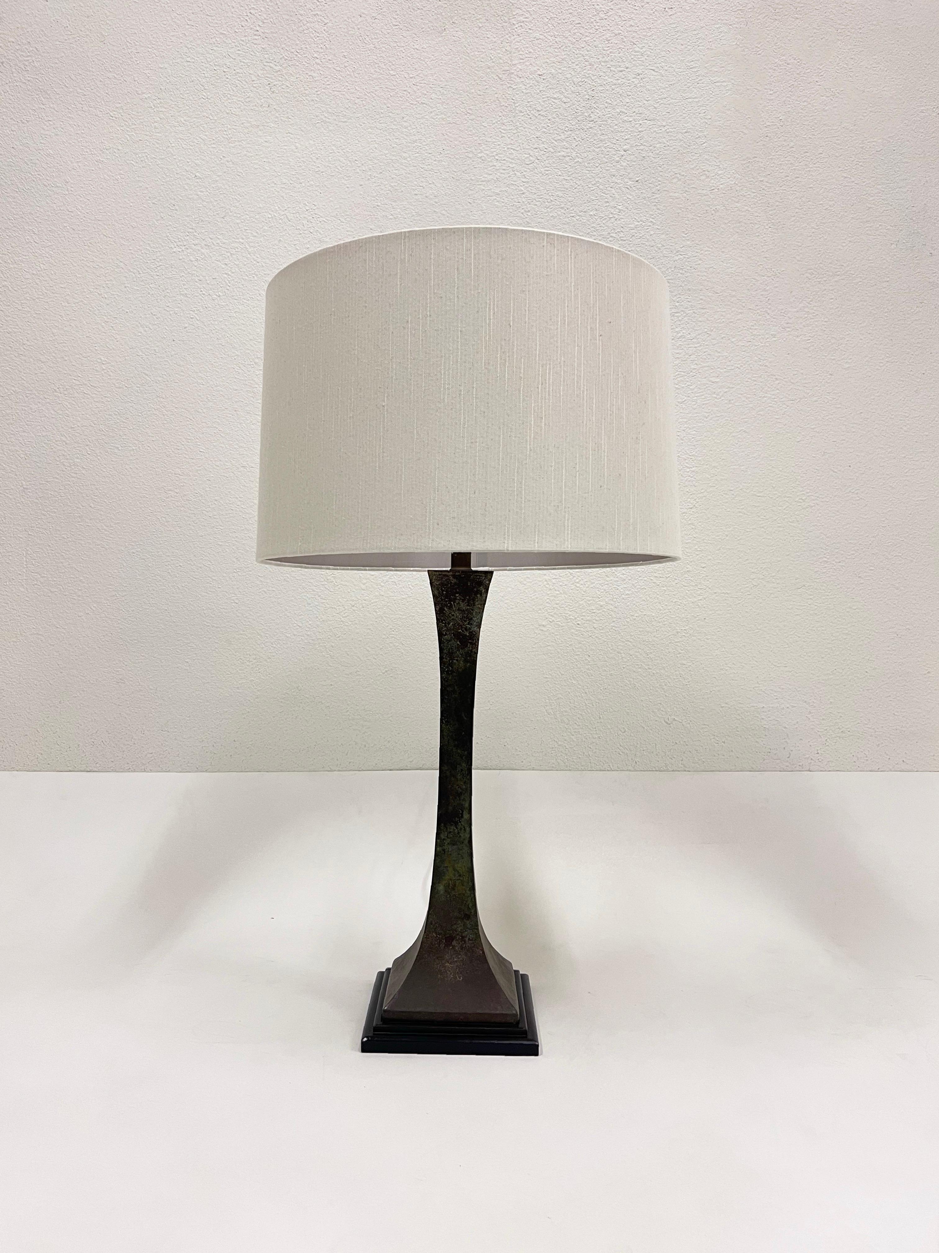 Lampe de table des années 1960 en bronze vert-de-gris par Stewart Ross James pour Hansen Lighting. 

Nouveau câblage et nouvel abat-jour blanc cassé. 
Elle fonctionne avec une ampoule Edison de 100w max. 