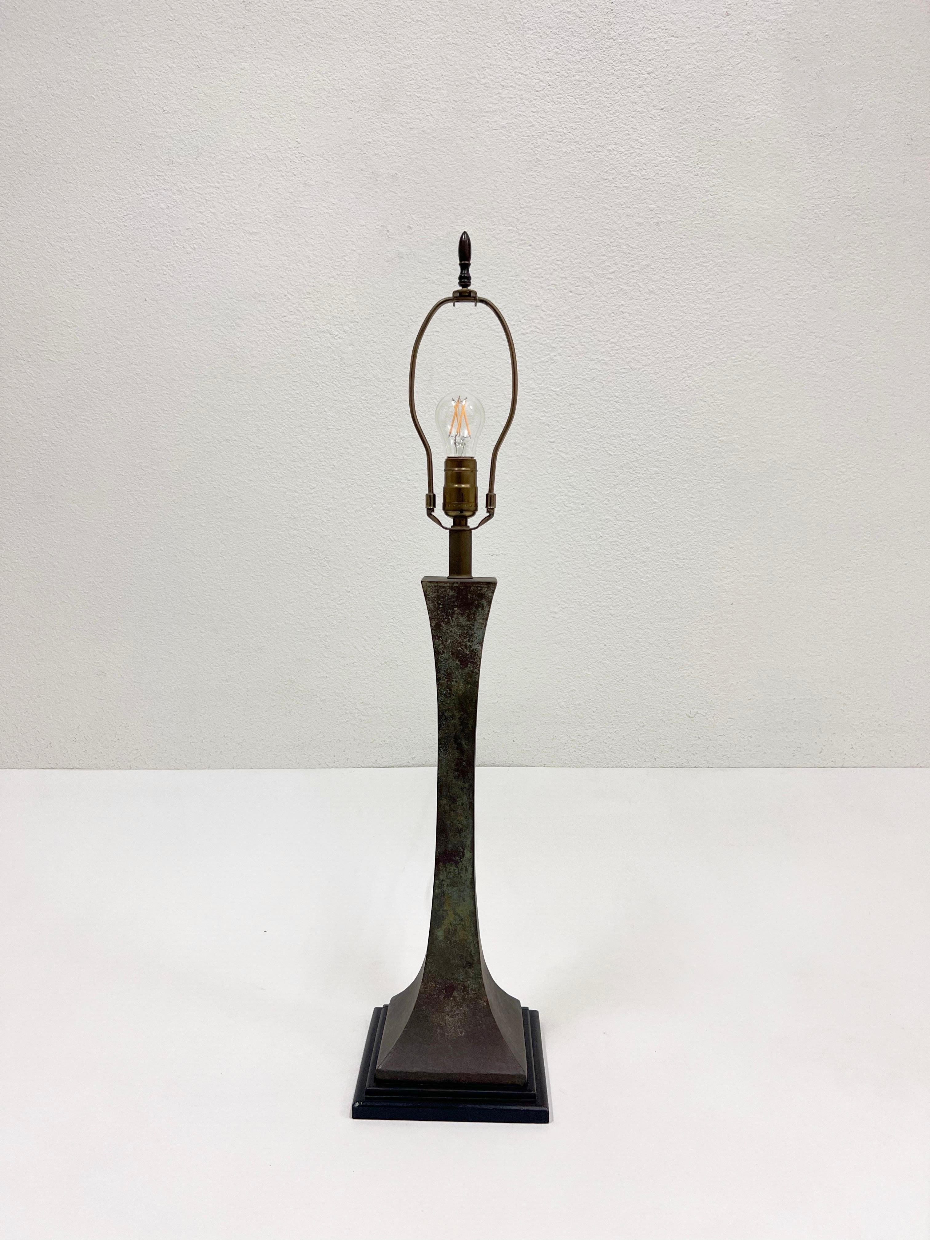 Verdigris-Tischlampe aus Bronze von Stewart Ross James für Hanse Lighting  (Moderne der Mitte des Jahrhunderts) im Angebot