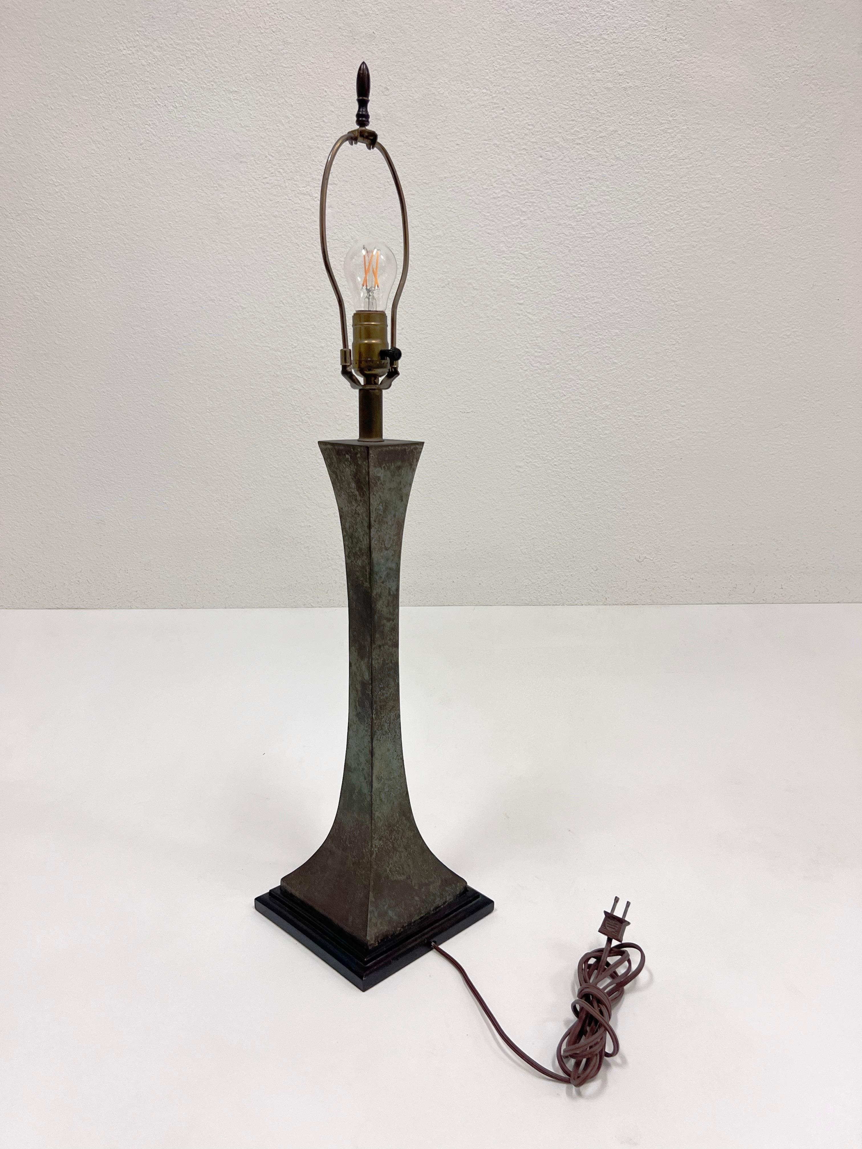 Américain Lampe de table en bronze vert-de-gris de Stewart Ross James pour Hanse Lighting  en vente