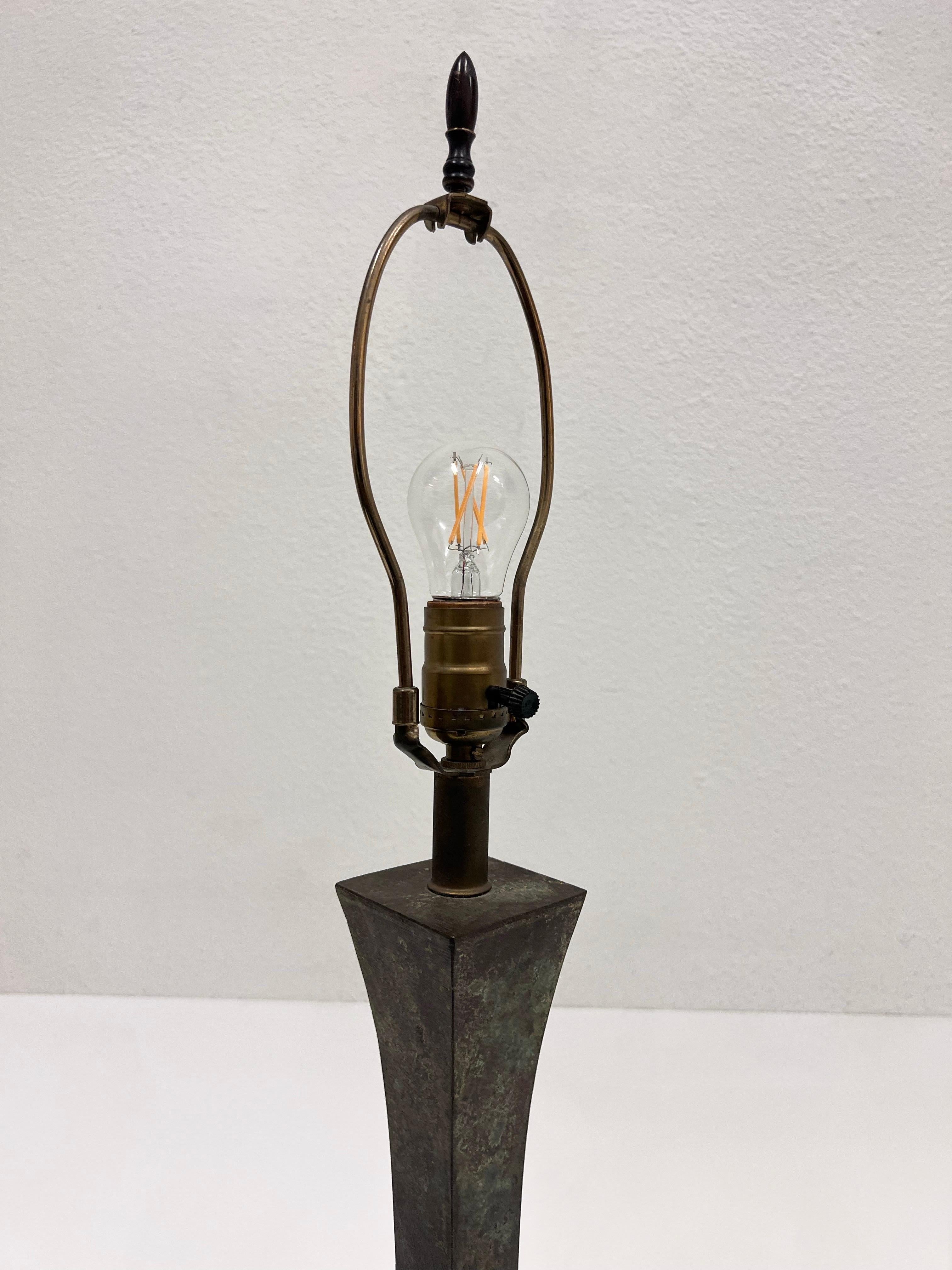 Patiné Lampe de table en bronze vert-de-gris de Stewart Ross James pour Hanse Lighting  en vente