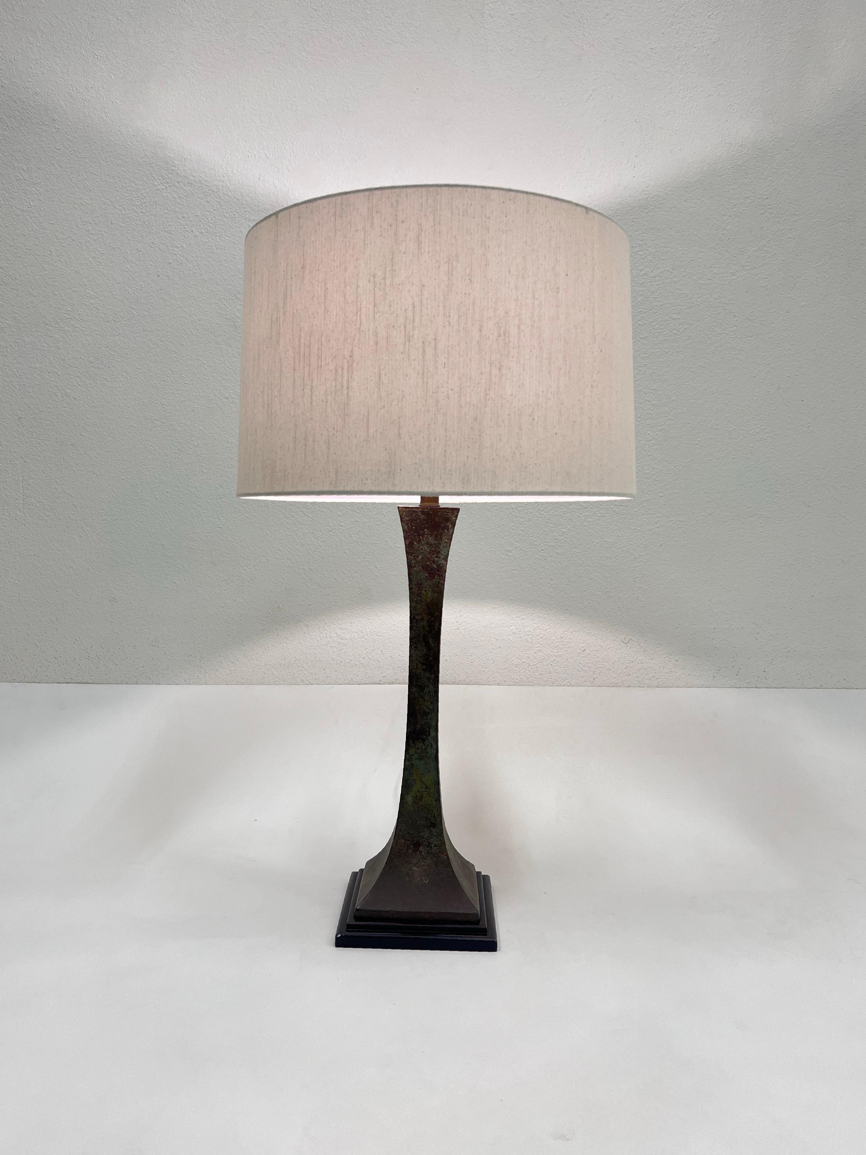 Milieu du XXe siècle Lampe de table en bronze vert-de-gris de Stewart Ross James pour Hanse Lighting  en vente