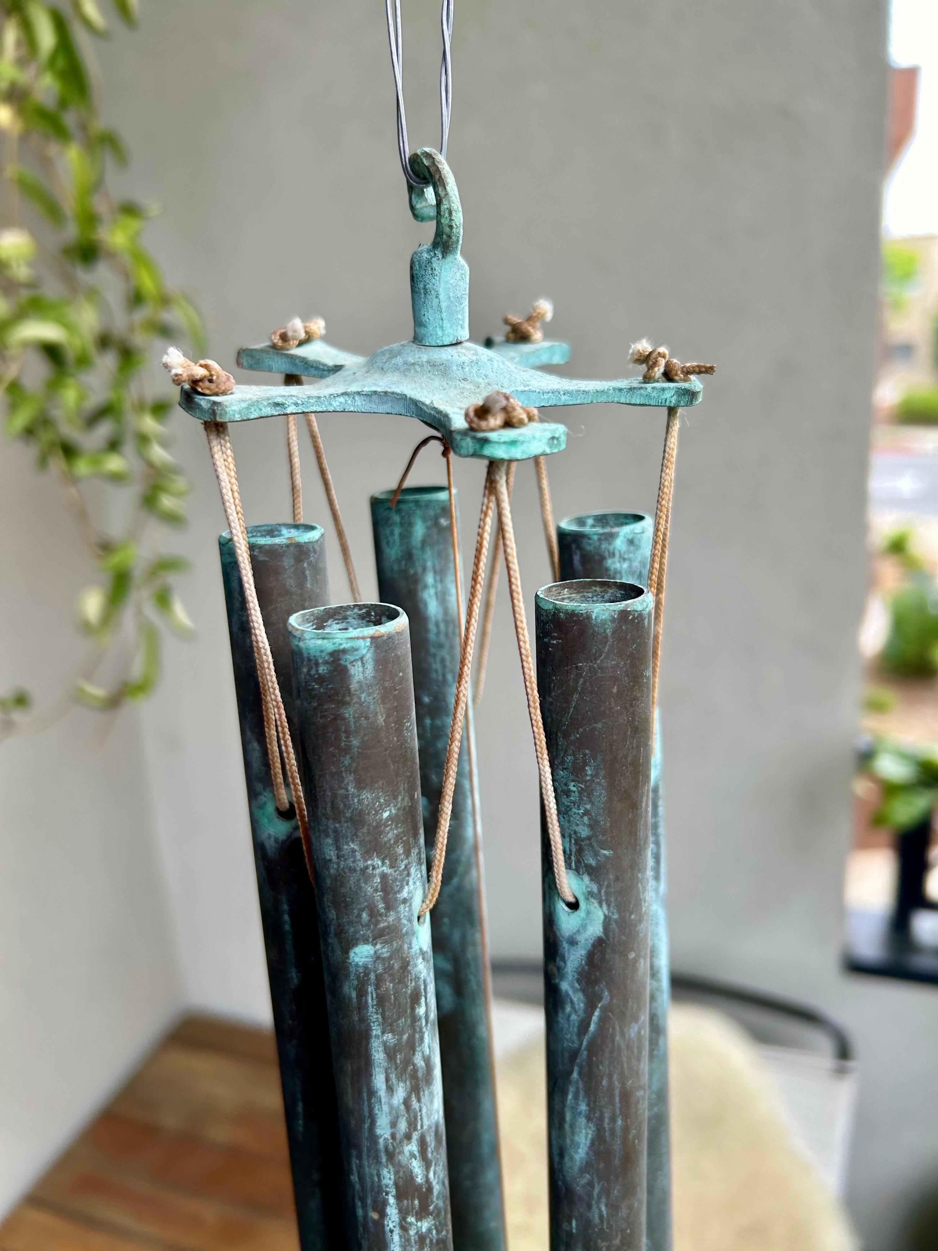 Nice wind bell with a wonderful verdigris patina.
Great musical sound.
Fine original vintage condition.
Great for any environment and collections...