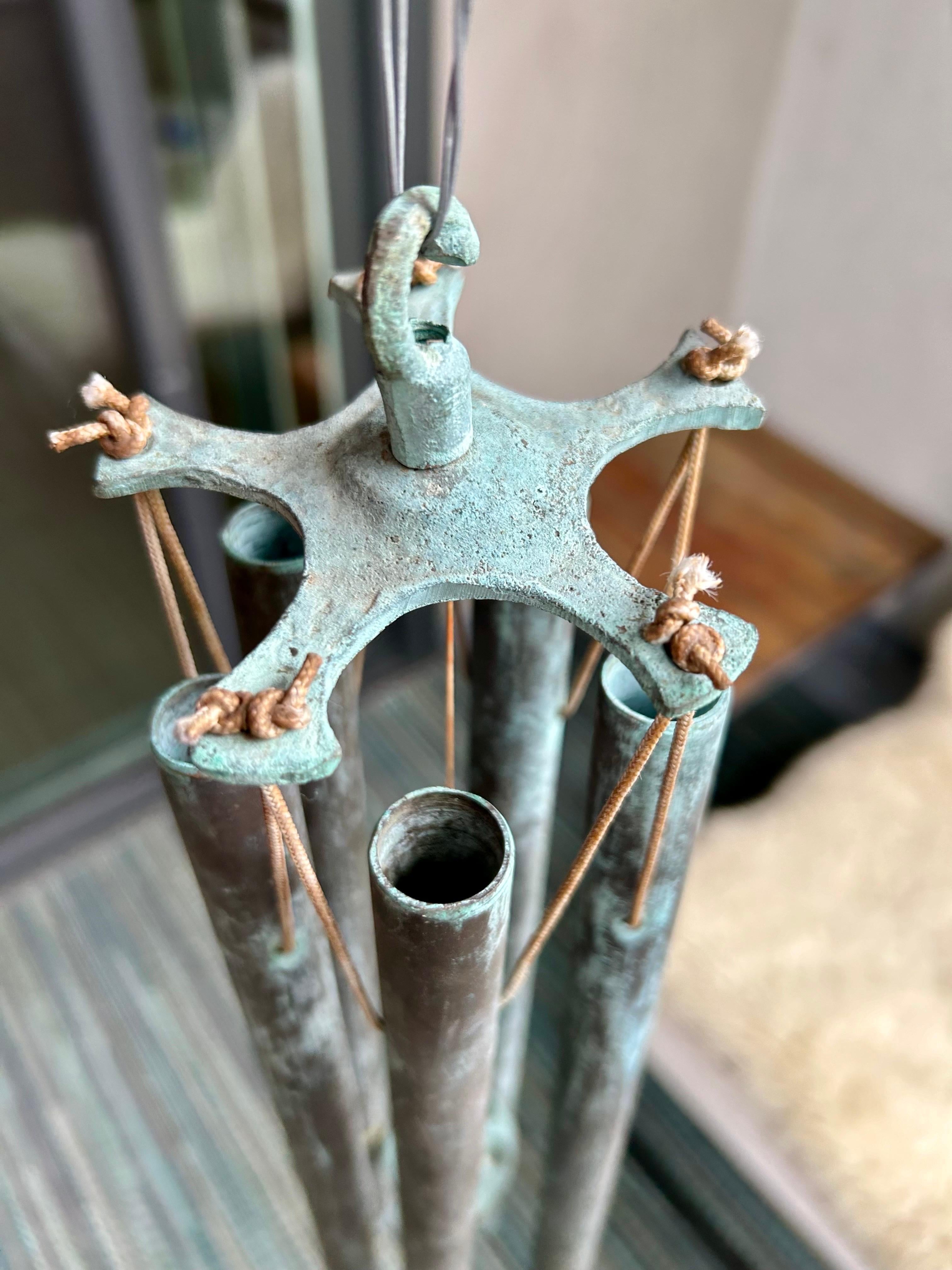 Wind Chime aus Bronze im Verdigris-Stil  (Gegossen) im Angebot