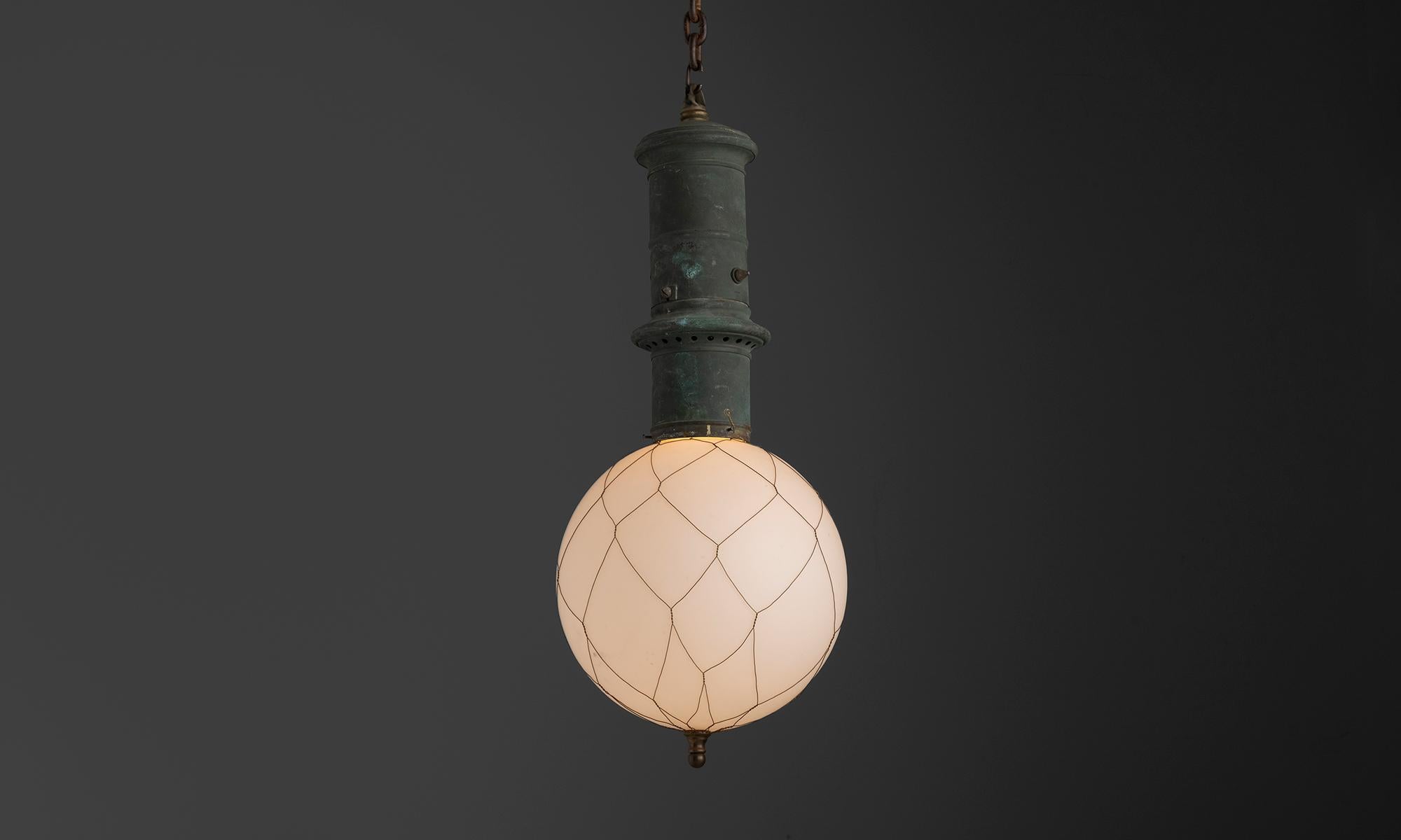 Pays-Bas, 1900
Suspension en vert-de-gris avec armature en cuivre et abat-jour opalin en cage.
12 