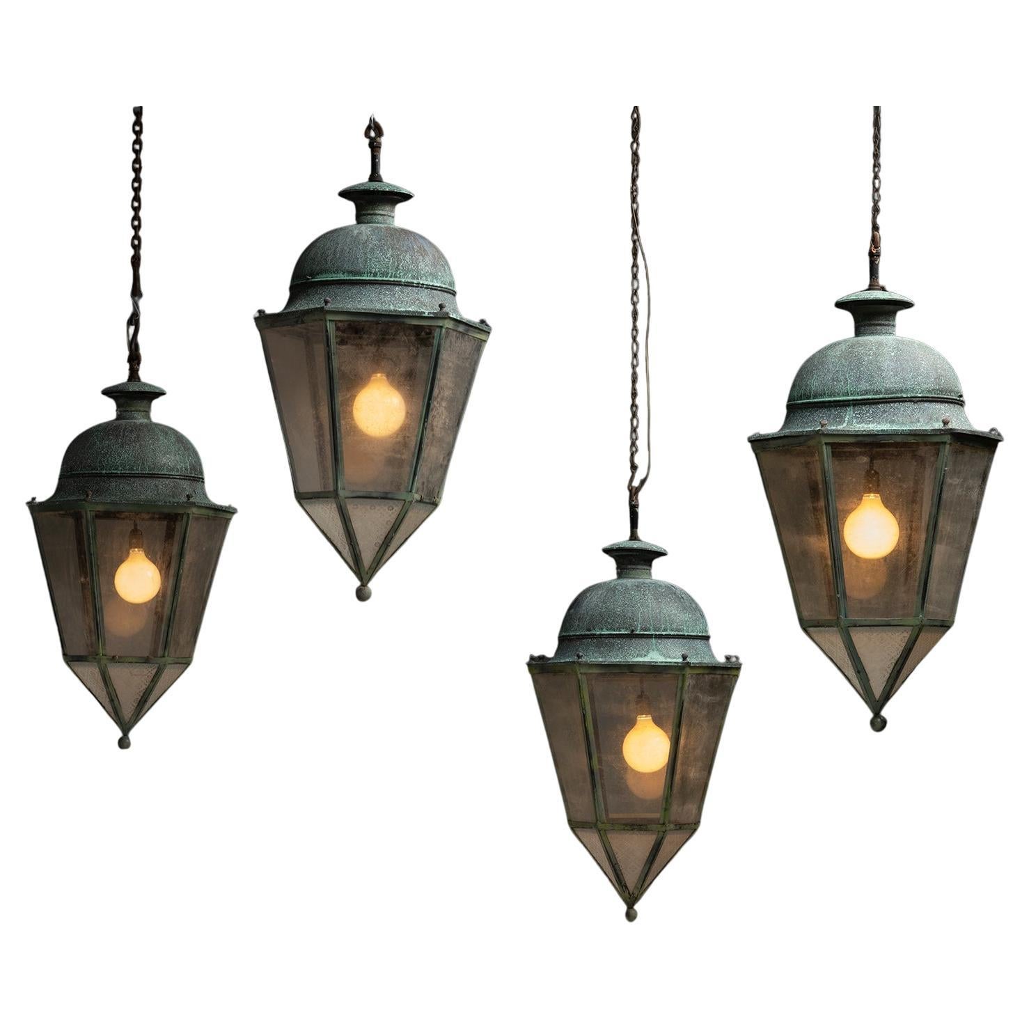 Lanternes en cuivre vert, France vers 1950