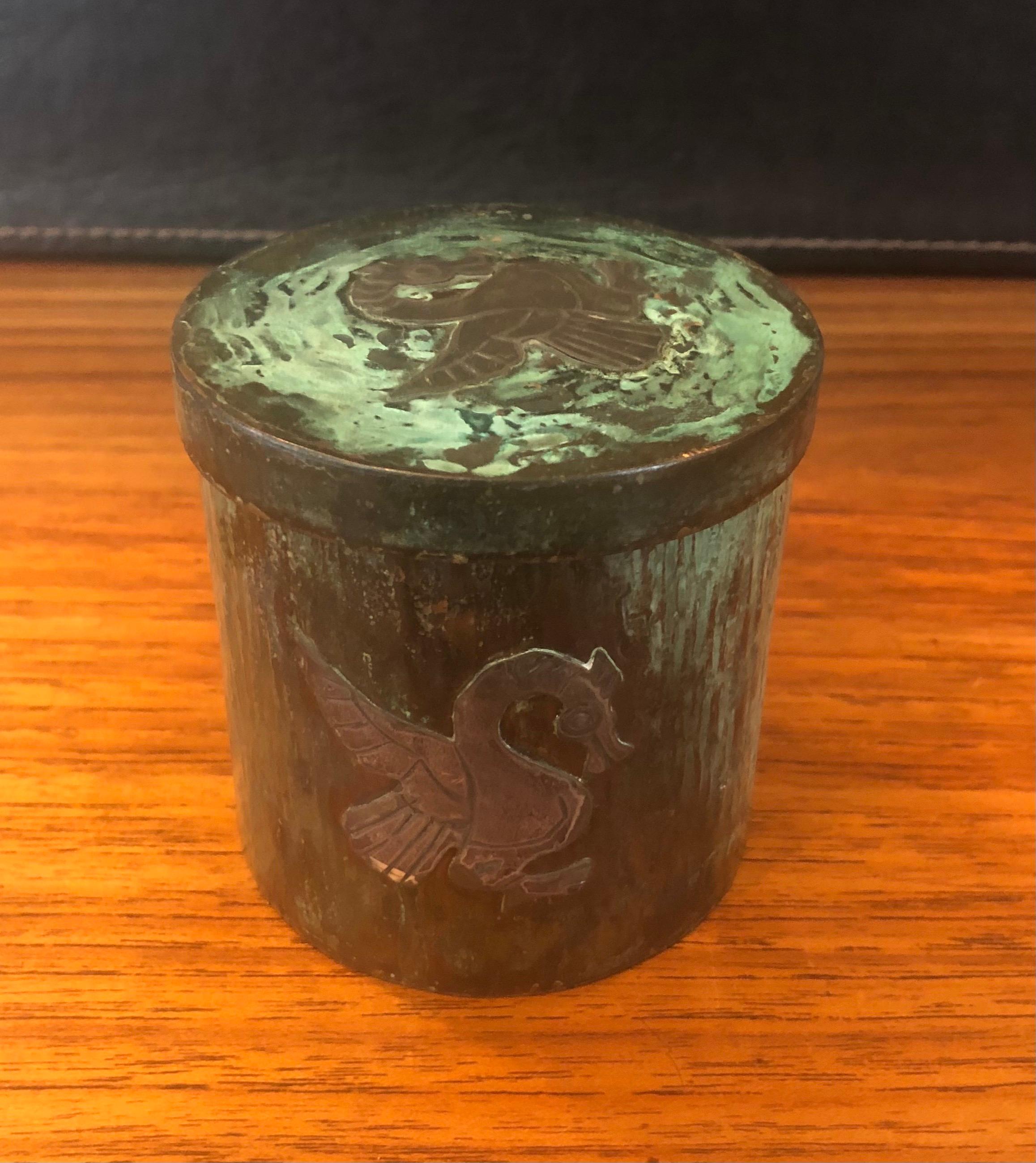 Eine sehr coole runde Schmuckdose aus Grünspan-Kupfer mit Drachenmotiv auf der Vorderseite und der Oberseite des Deckels. Die Schachtel ist in sehr gutem Zustand und misst 3,125 