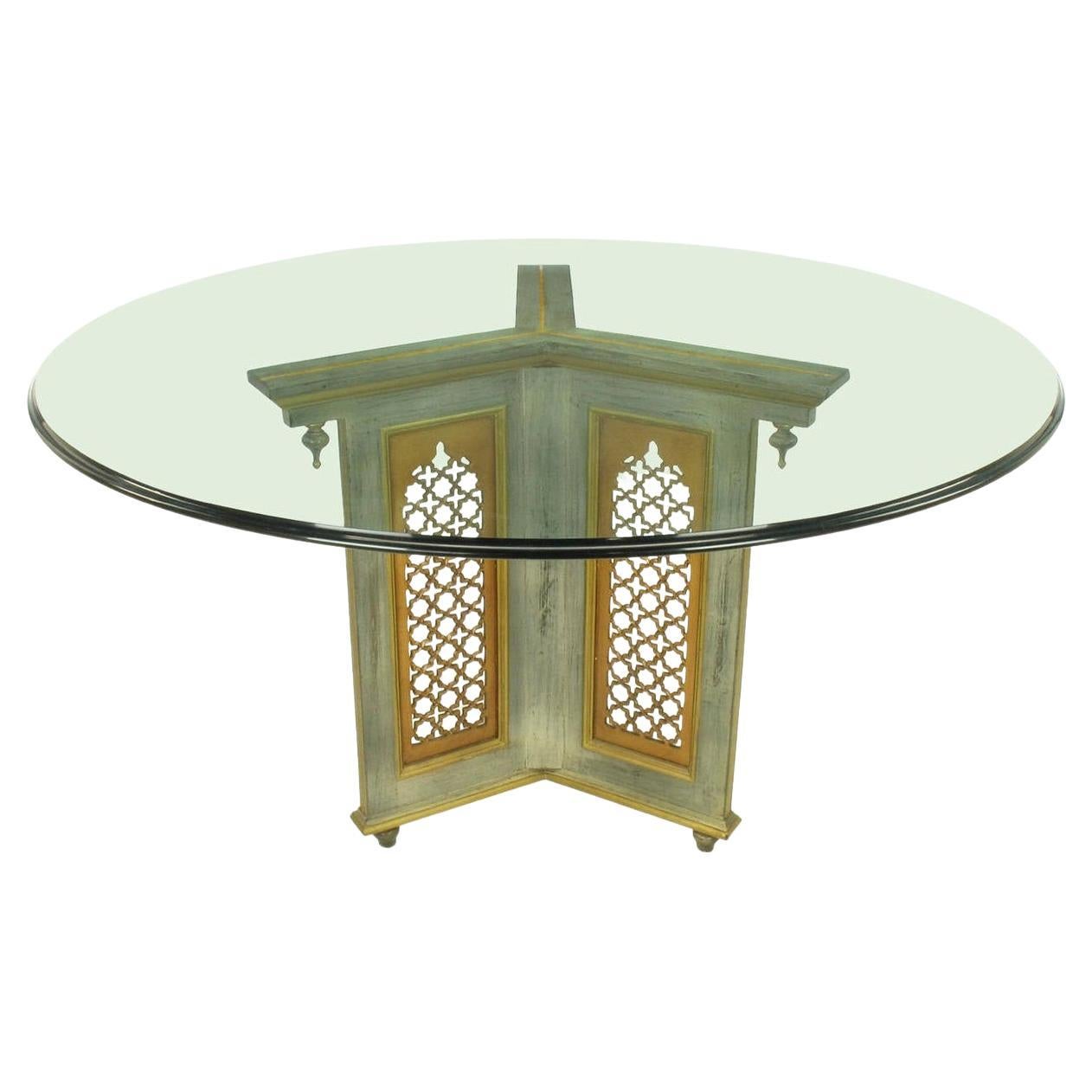 Table de salle à manger à piédestal en finition vert-de-gris avec panneaux arabeques dorés en vente