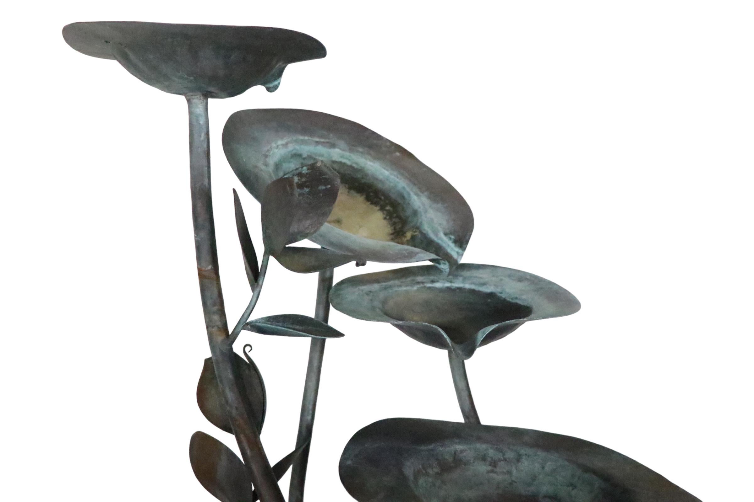 Fontaine de jardin en vert-de-gris avec motif de feuilles de lys A.I.C. c. 1950/1970's en vente 12