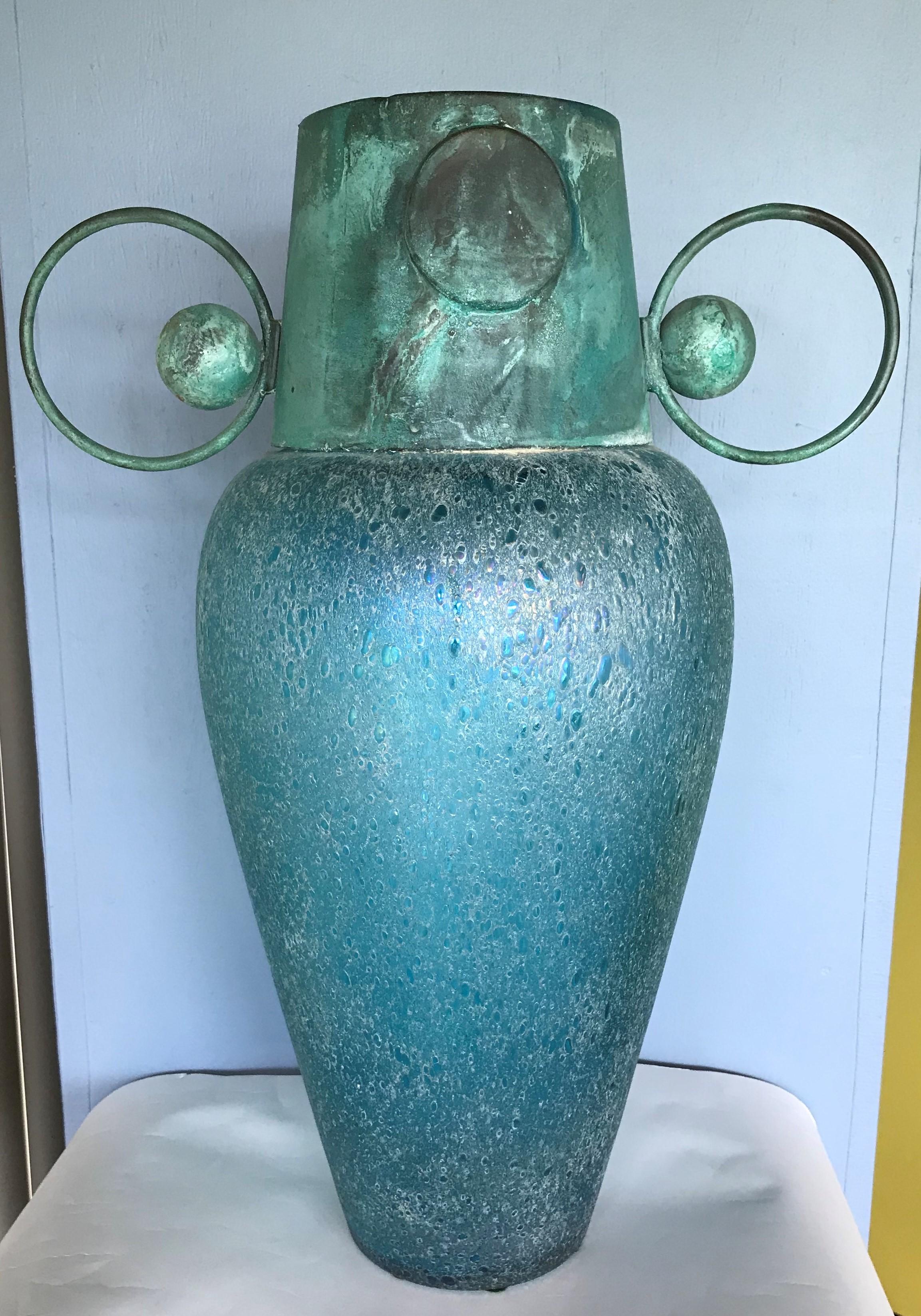 Moderne Bodenvase aus Metall und mundgeblasenem türkisfarbenem Pulegoso-Glas, Deko-Modern 7