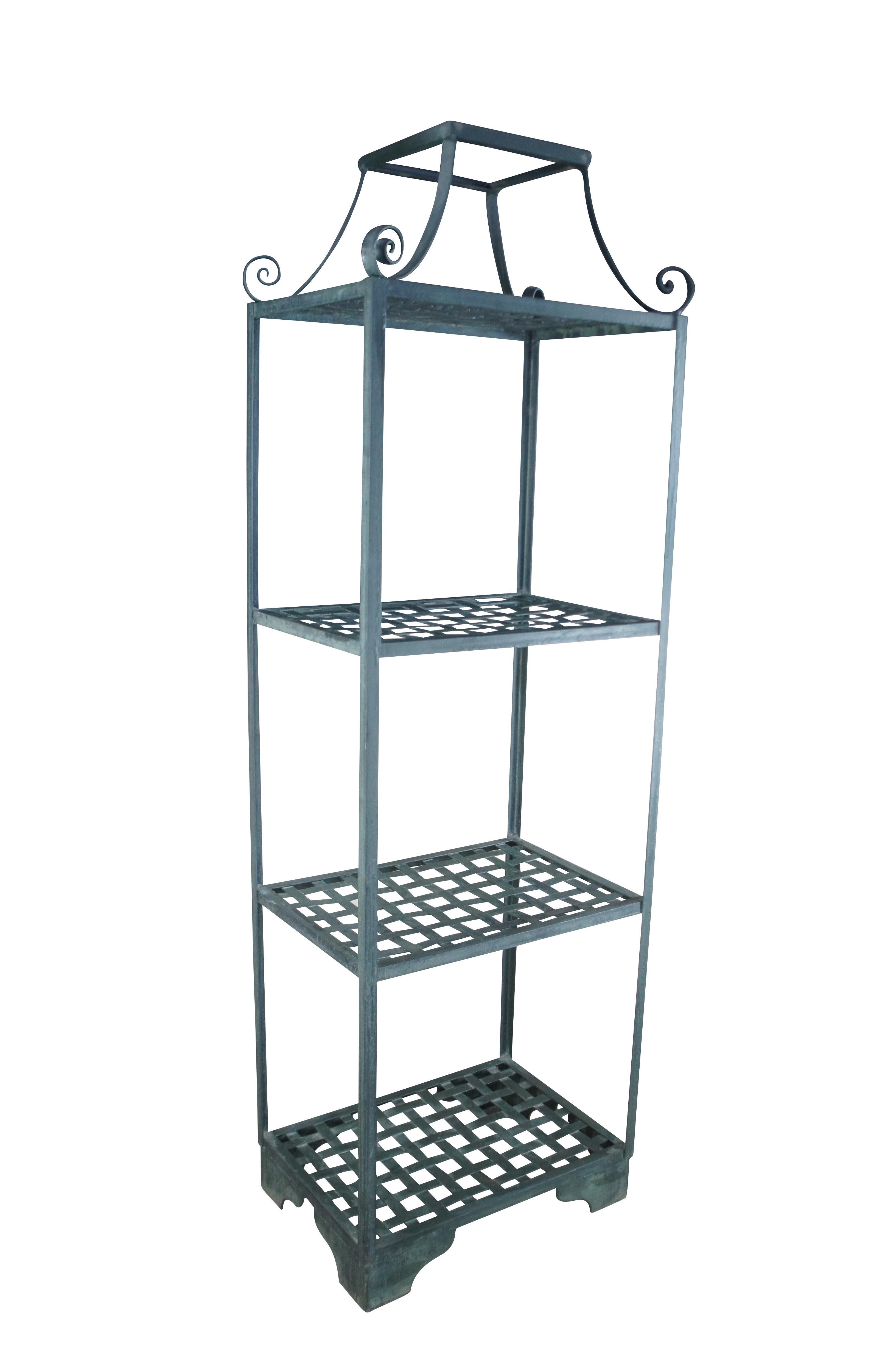 Establo en forma de pagoda de finales del siglo XX.  De hierro verdigris, con una parte superior en forma de pagoda sobre estantes tejidos, y una base con patas de ménsula.  Un complemento encantador para cualquier espacio.

Dimensiones:
18,5
