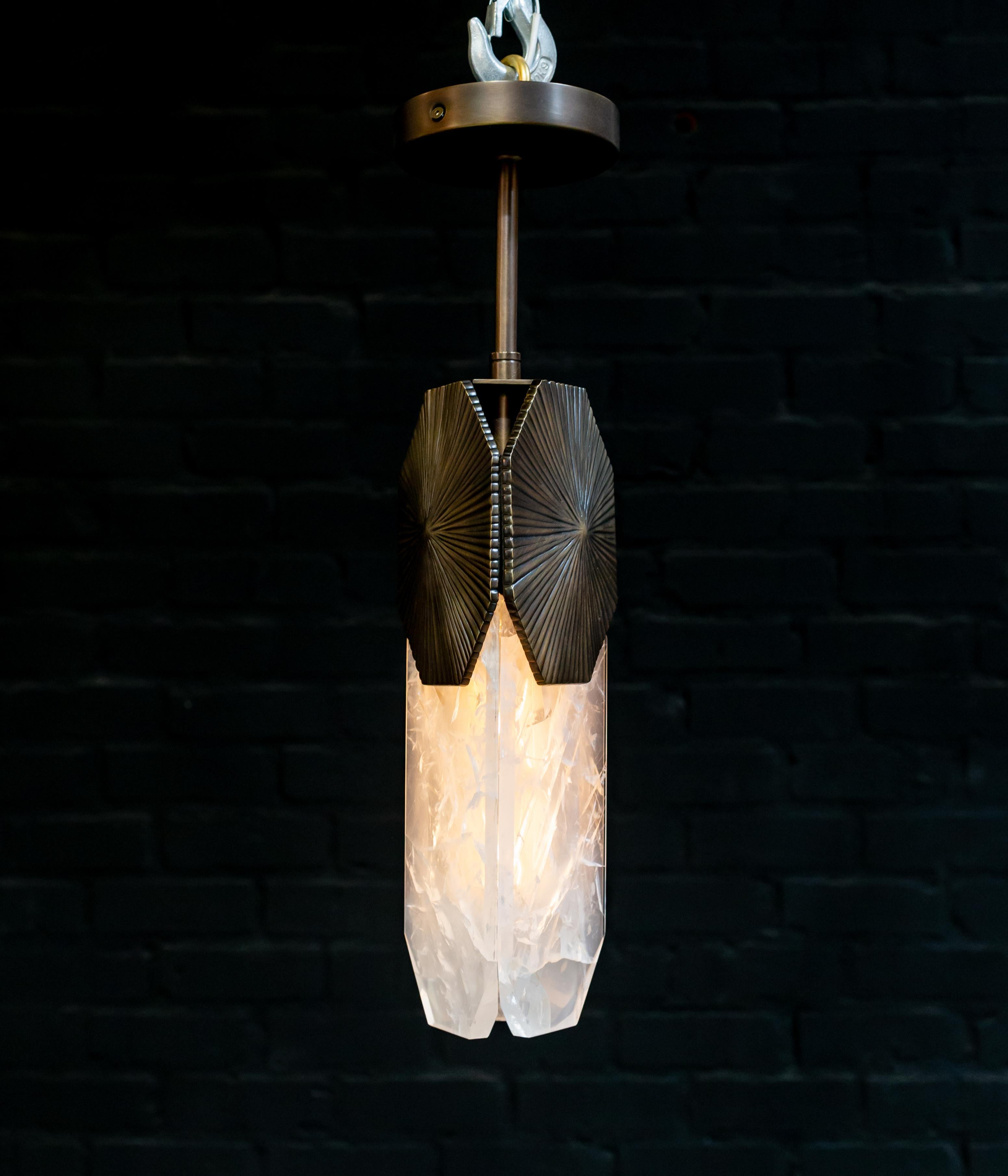 L'accoppiata più elegante: un luminoso cristallo di rocca di quarzo naturale in posa su una cornice a stella in bronzo antico satinato.

I modelli della collezione sono realizzati singolarmente a mano dagli abili artigiani del nostro studio. Su
