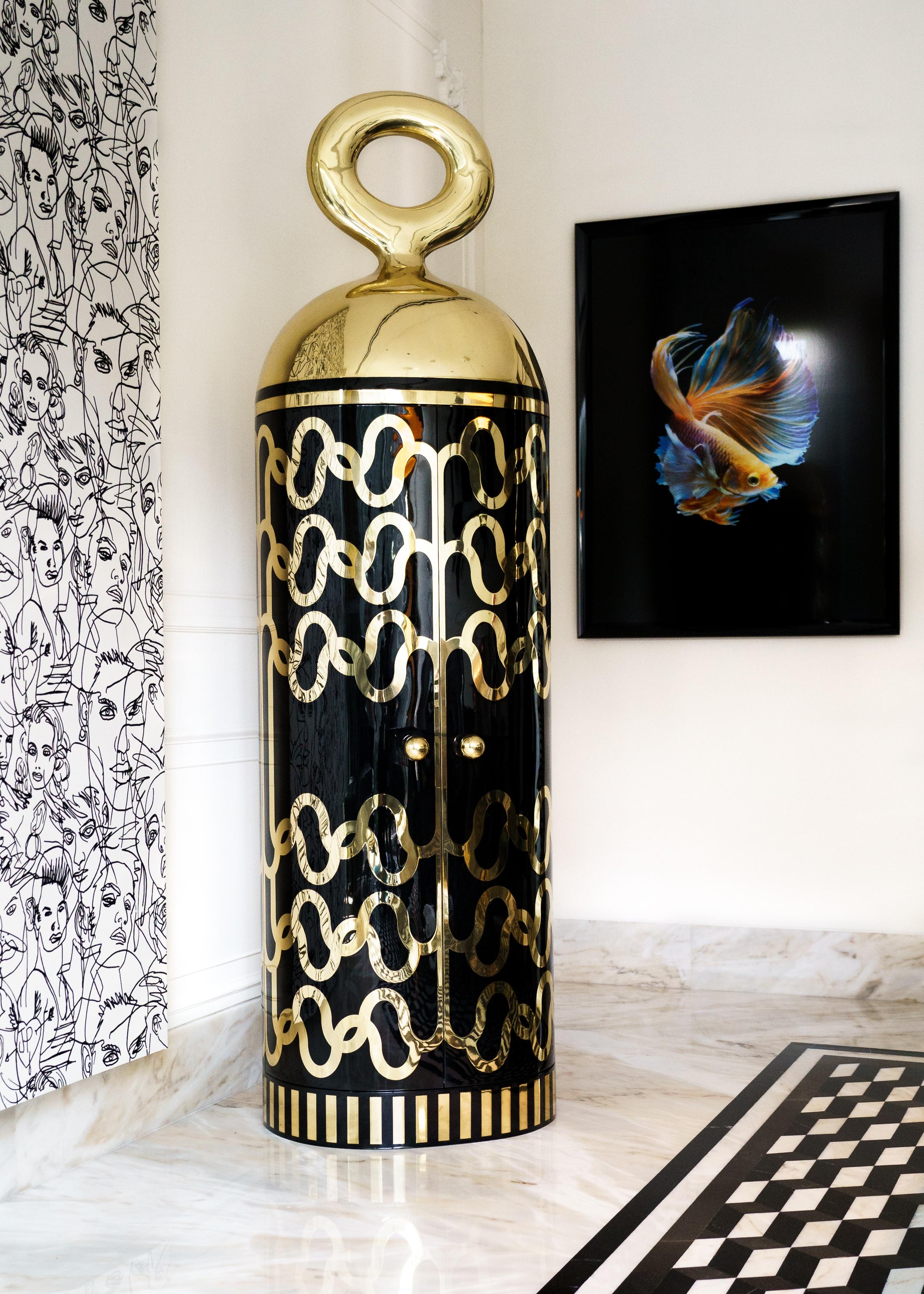 Madame Verdoux es un espléndido mueble bar de almacenaje de la colección Vanilla Noir, diseñado por Matteo Cibic, con motivos inspirados en el encaje y ricos interiores de cuero negro. Puede utilizarse como bar o como mueble de almacenamiento.

La