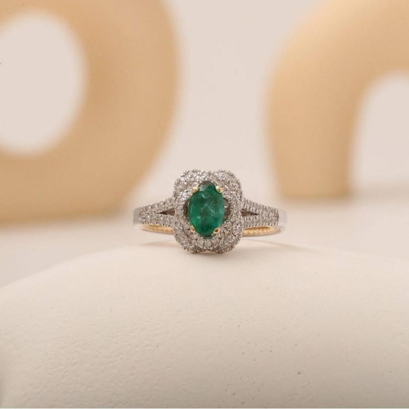 Round Cut 1.17 Emerald And Engagement Diamond Ring For Sale
