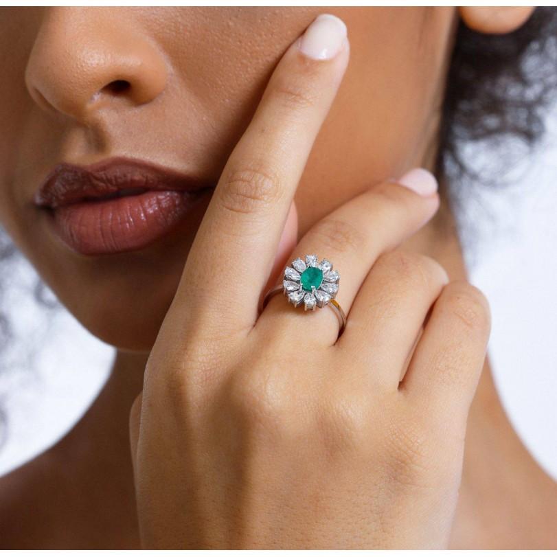 Women's 2.00ct Emerald And Diamond Cocktail Ring For Sale
