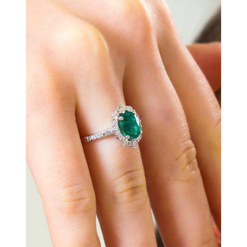 2.25ct Emerald And Diamond Engagement Ring - Helin In New Condition For Sale In Fatih, 34