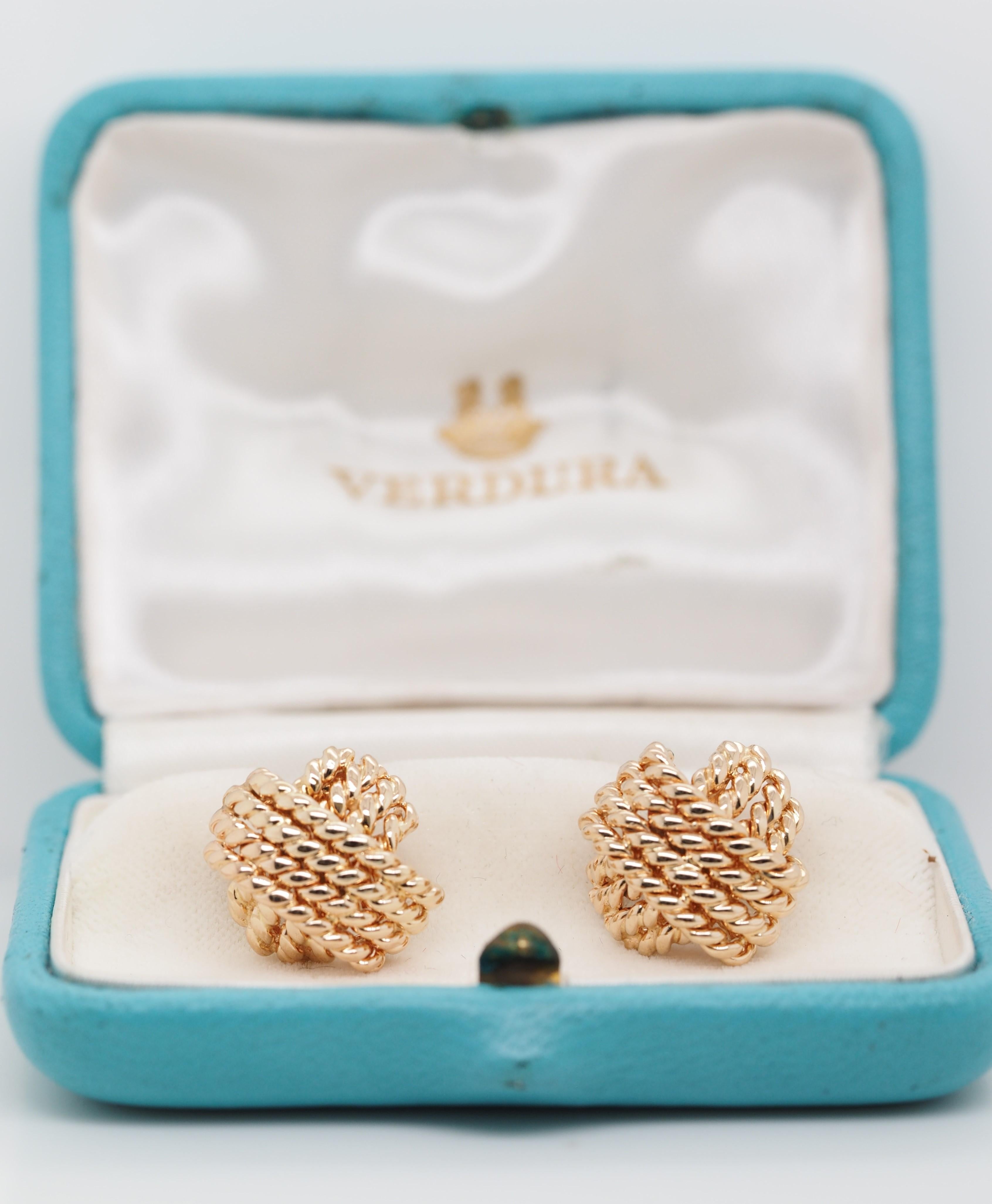 These are cufflinks that are always in style and never go out of style.
 If you want to look and like some style these are perfect.

Metal: 14K Yellow Gold

Hallmarks: 14K VERDURA

Weight: 18 Grams

Size: 17.7 mm x 17.7 mm

Condition: In good