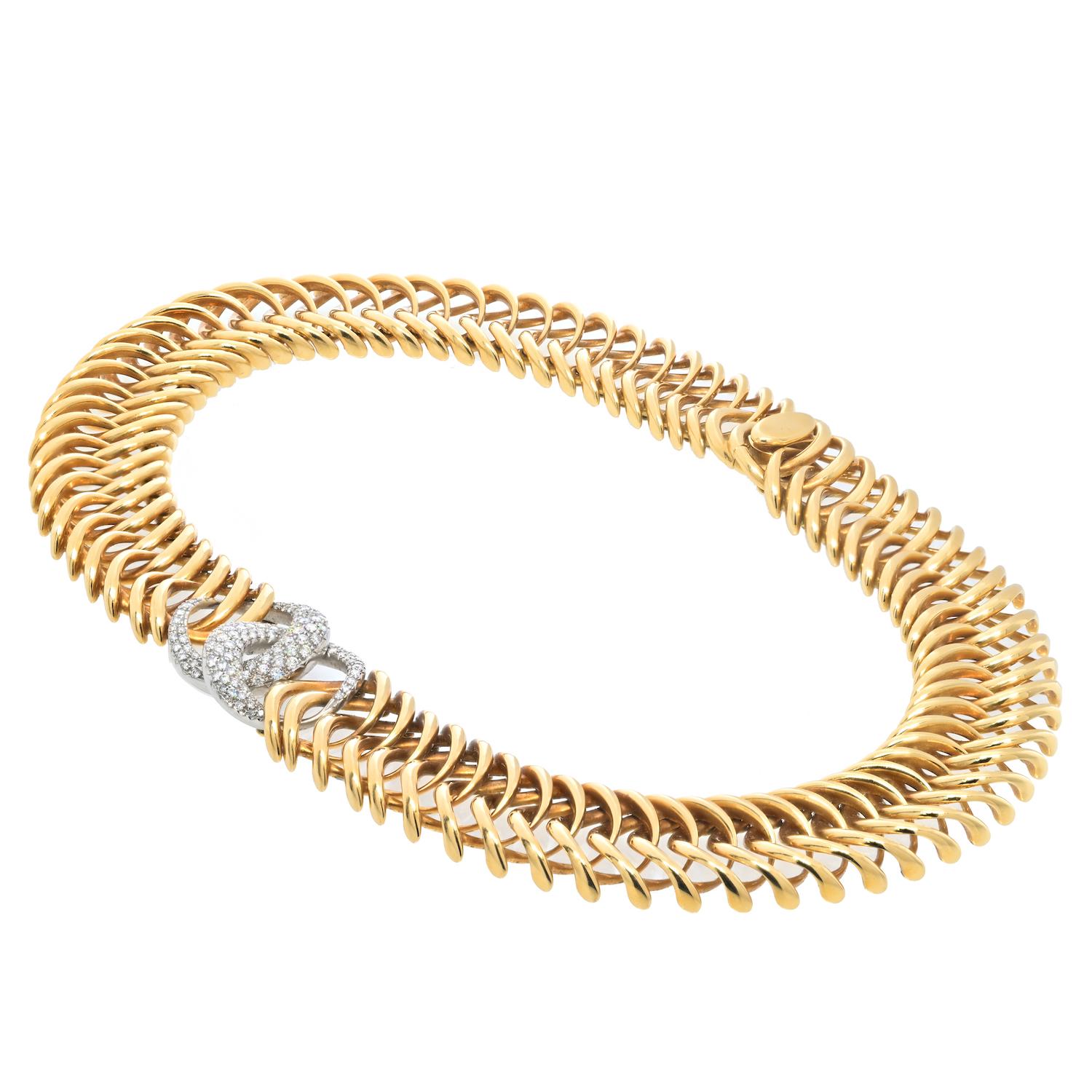 Verdura 18 Karat Yellow Gold Double Crescent Chain Link Necklace In Excellent Condition For Sale In New York, NY