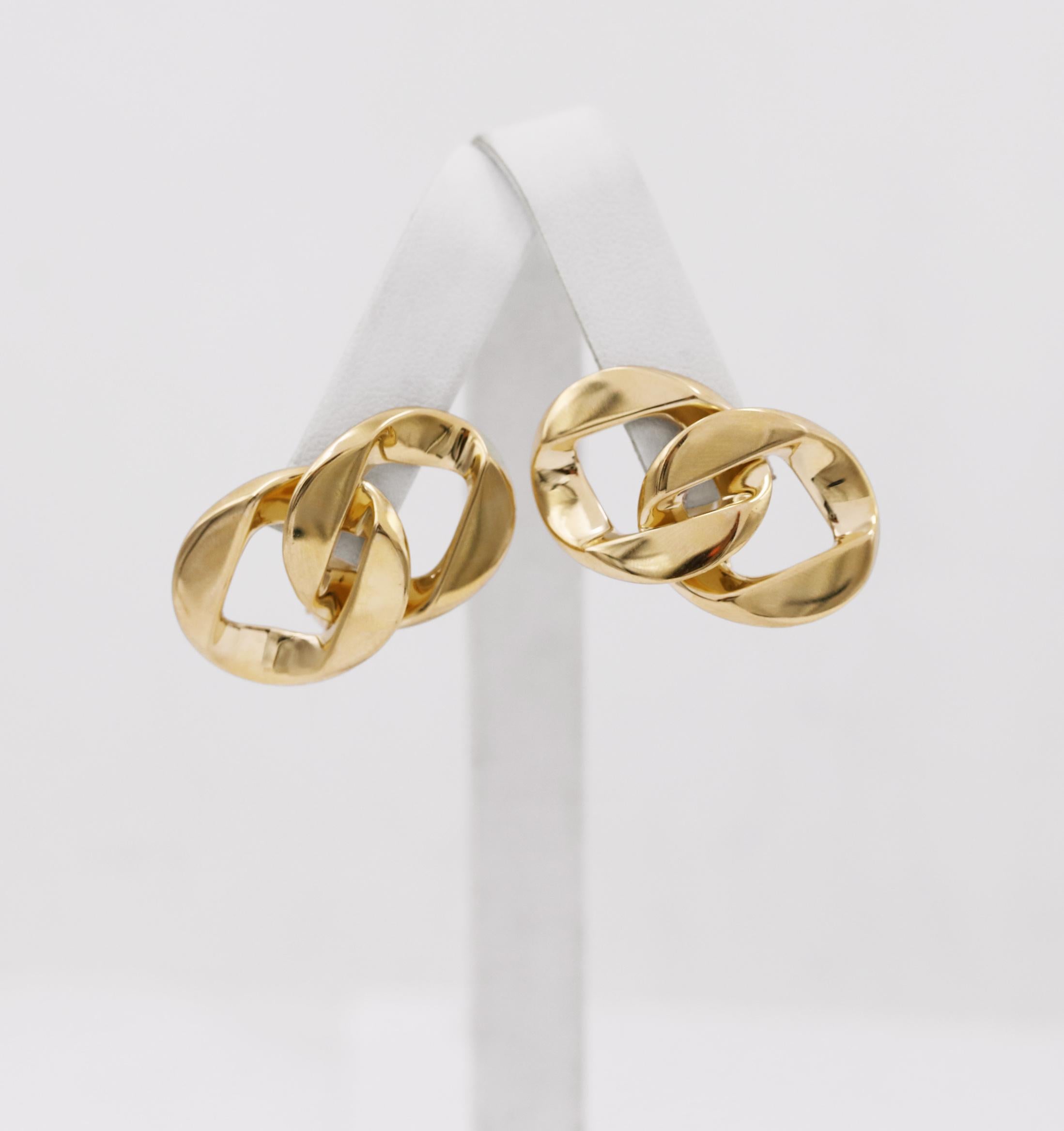 VERDURA
Curb-Link Earclips
First-timers and aficionados alike adore this Verdura's signature Curb-Link design
These ear-clips are made by the same workshop, from the same molds, as the original link
Made in 18k yellow gold
Approx. Measurements: