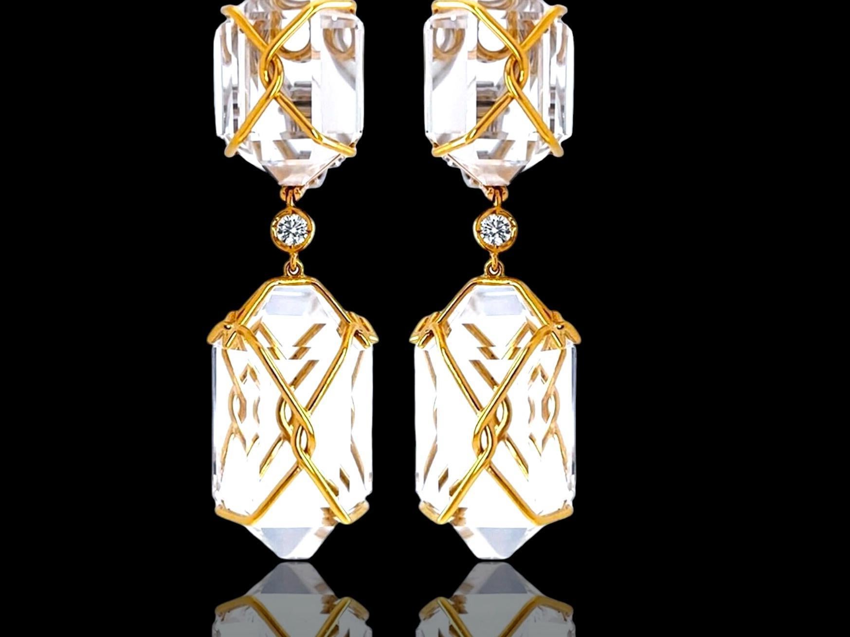Lange und dramatische Ohrringe von Verdura aus 18 Karat Gelbgold, Diamanten und Bergkristall. Die 4 Bergkristalle mit Phantasieschliff und einem Gewicht von über 100 Karat sind mit 18-karätigem Gold umhüllt. Ein Diamant im Brillantschliff verbindet