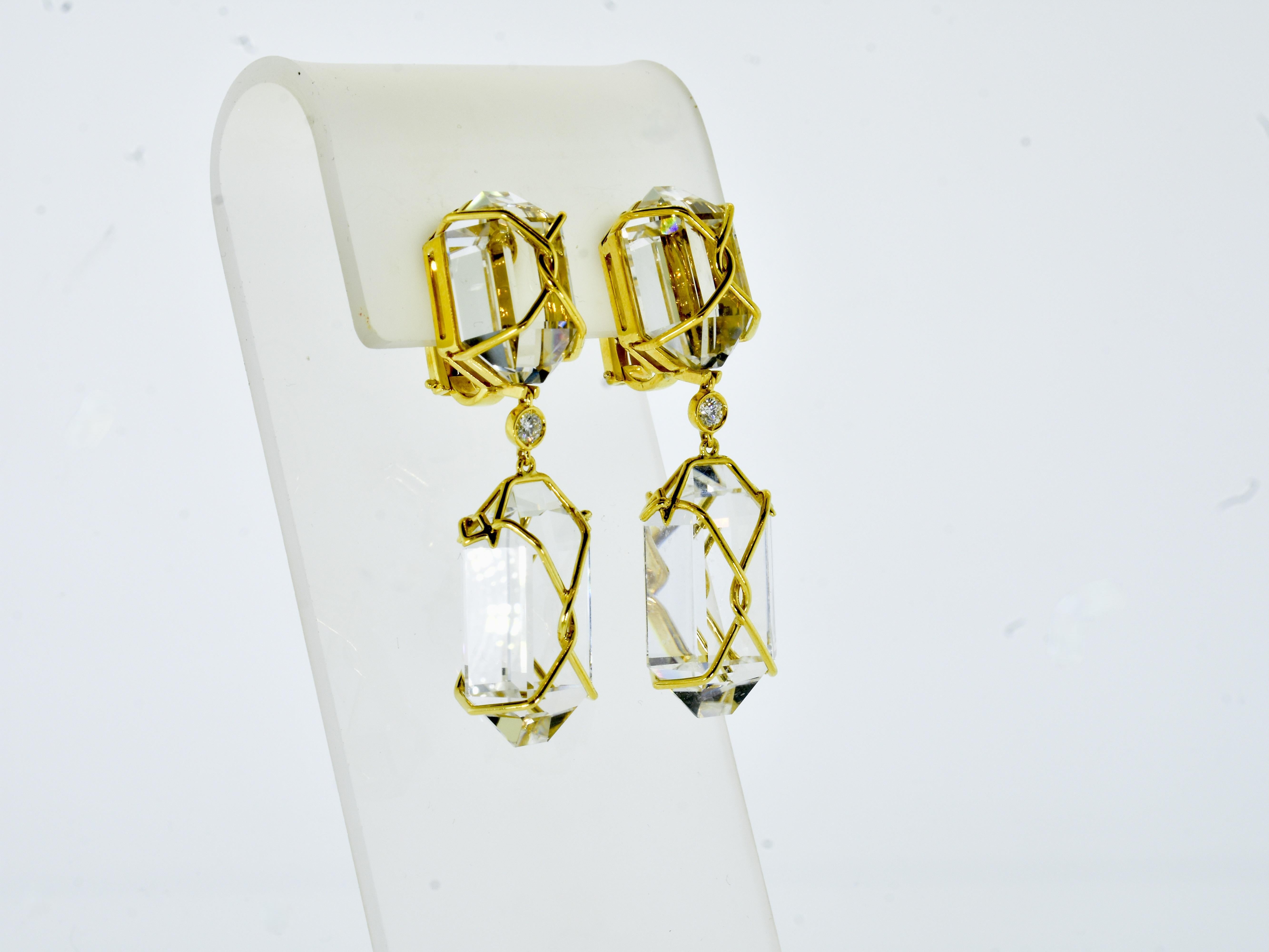 Lange Verdura-Ohrringe aus 18 Karat Diamanten und Bergkristall, Italien. (Brillantschliff)