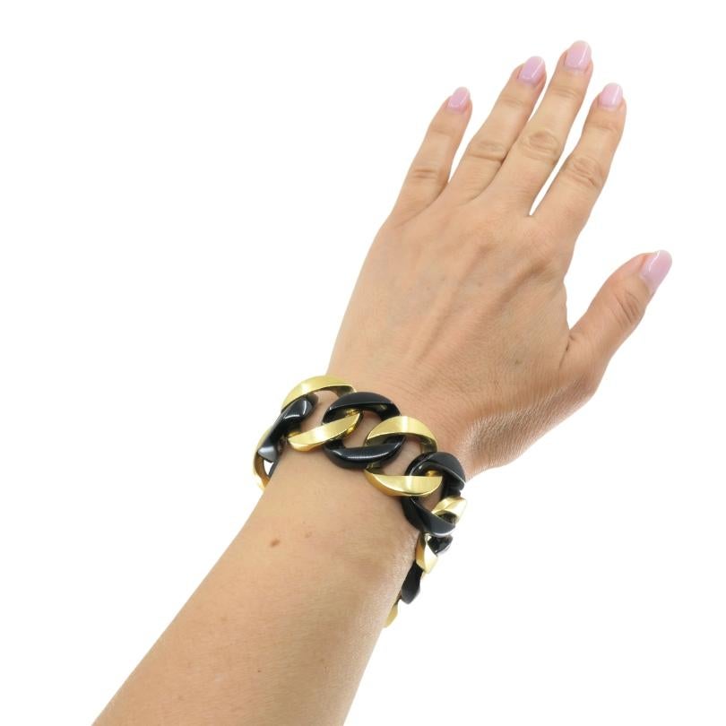 Un bracelet iconique de Verdura à maillons en or 18 carats et jade noir.
Ce bracelet Verdura alterne des maillons en onyx poli et en or jaune 18 carats, créant un rythme régulier de couleurs et de textures. Les maillons incurvés sont de taille
