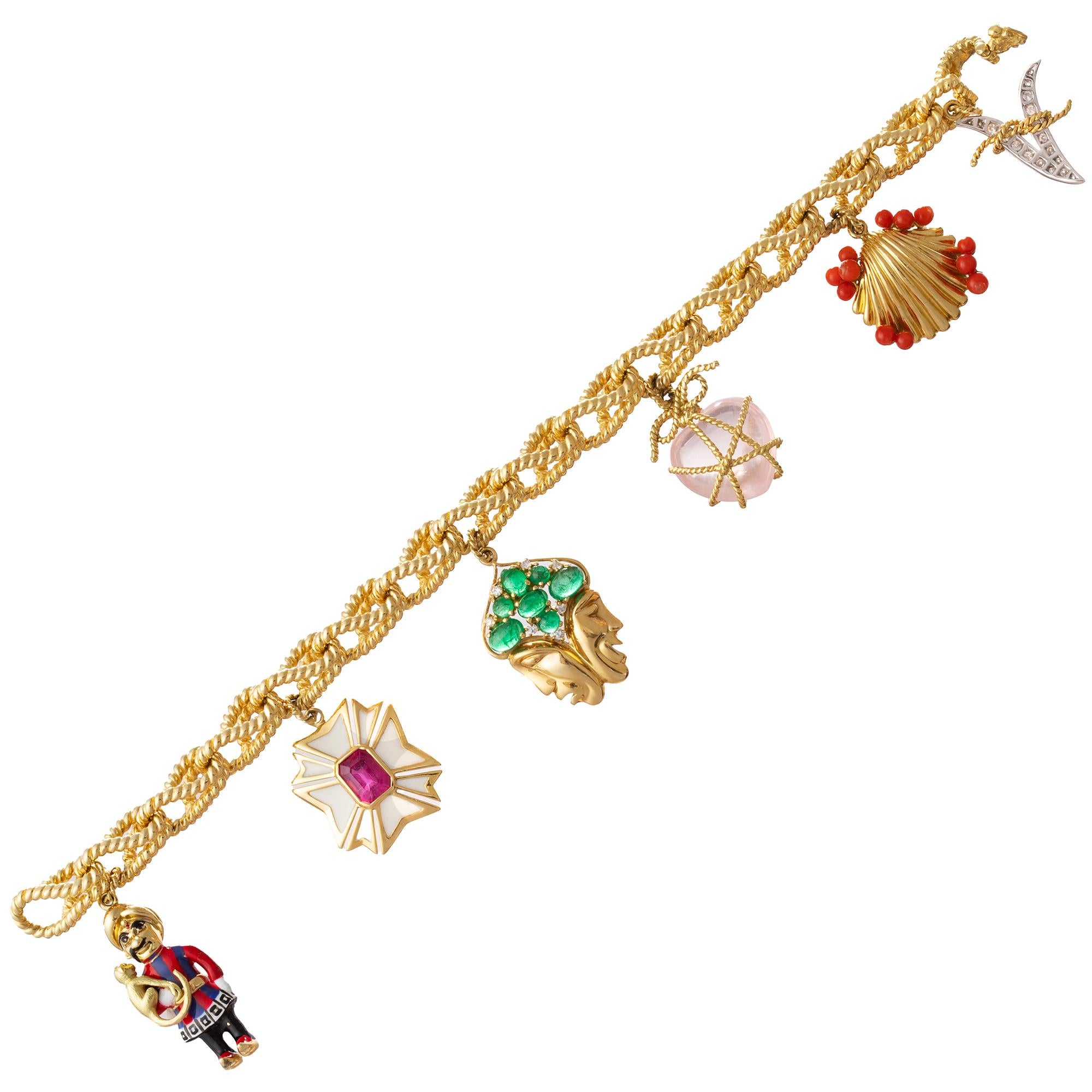 Bracelet à breloques Verdura Icone en or jaune 18 carats, comprenant six breloques, dont
Cœur en quartz rose cabochon, enveloppé d'or ; coquille en or rehaussée de perles de corail rouge naturel ; lettre 