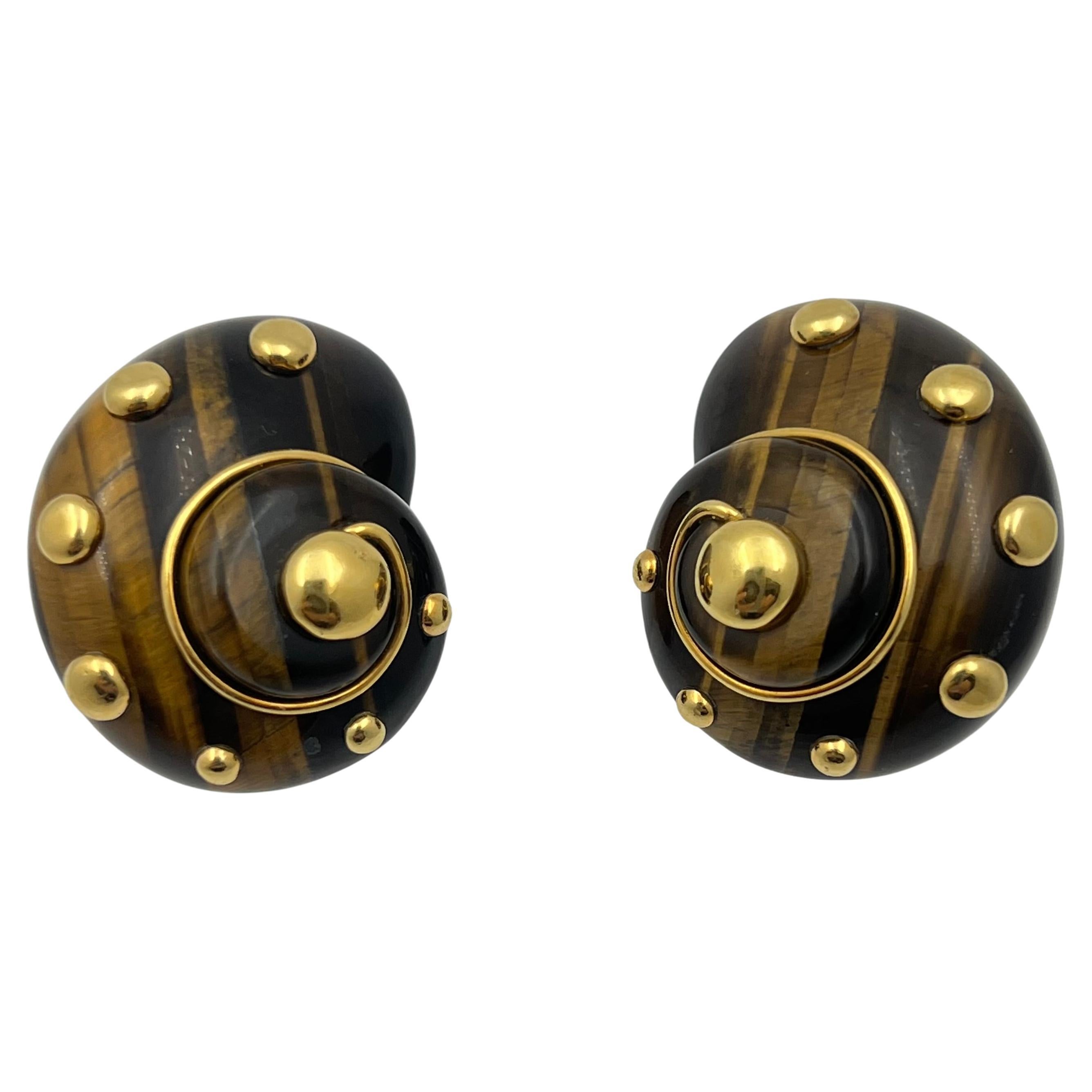 Verdura 18k Gold Tiger Eye Shell Earrings en vente