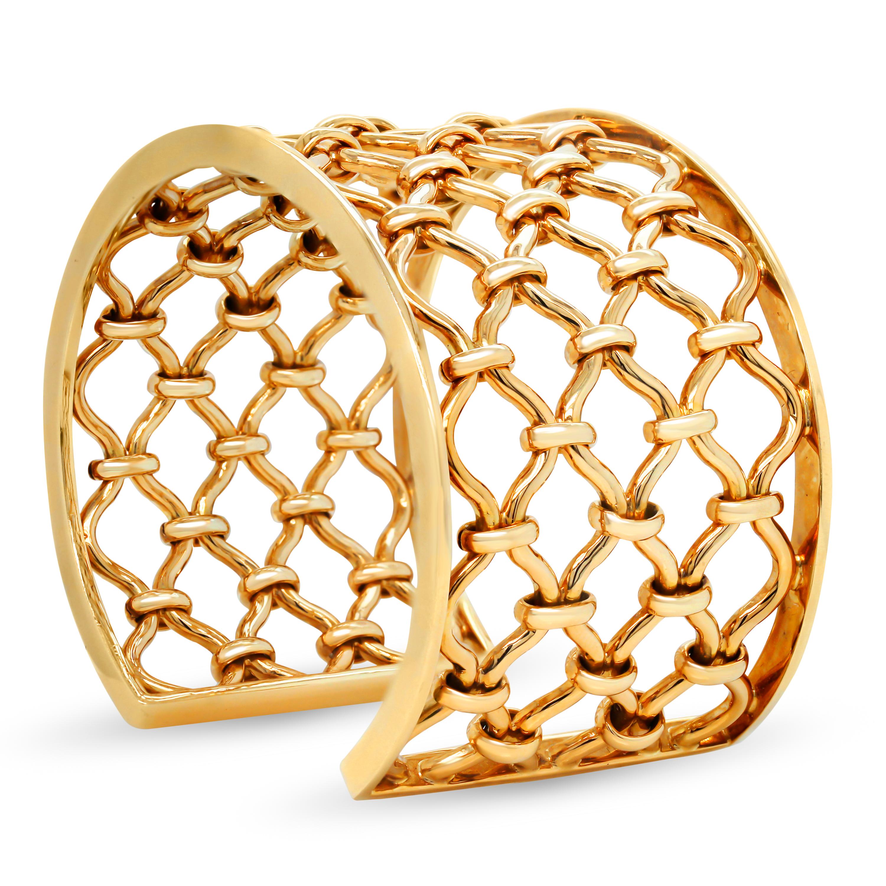 Verdura 18K Yellow Gold Basket Style Cuff Bangle Bracelet

This bracelet by Verdura features a basket-like design all throughout done entirely in 18k yellow gold.

Bracelet is a size 7. 1.40 inch width.

Signed Verdura