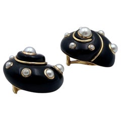Boucles d'oreilles Verdura en or jaune 18 carats, jade noir et nacre